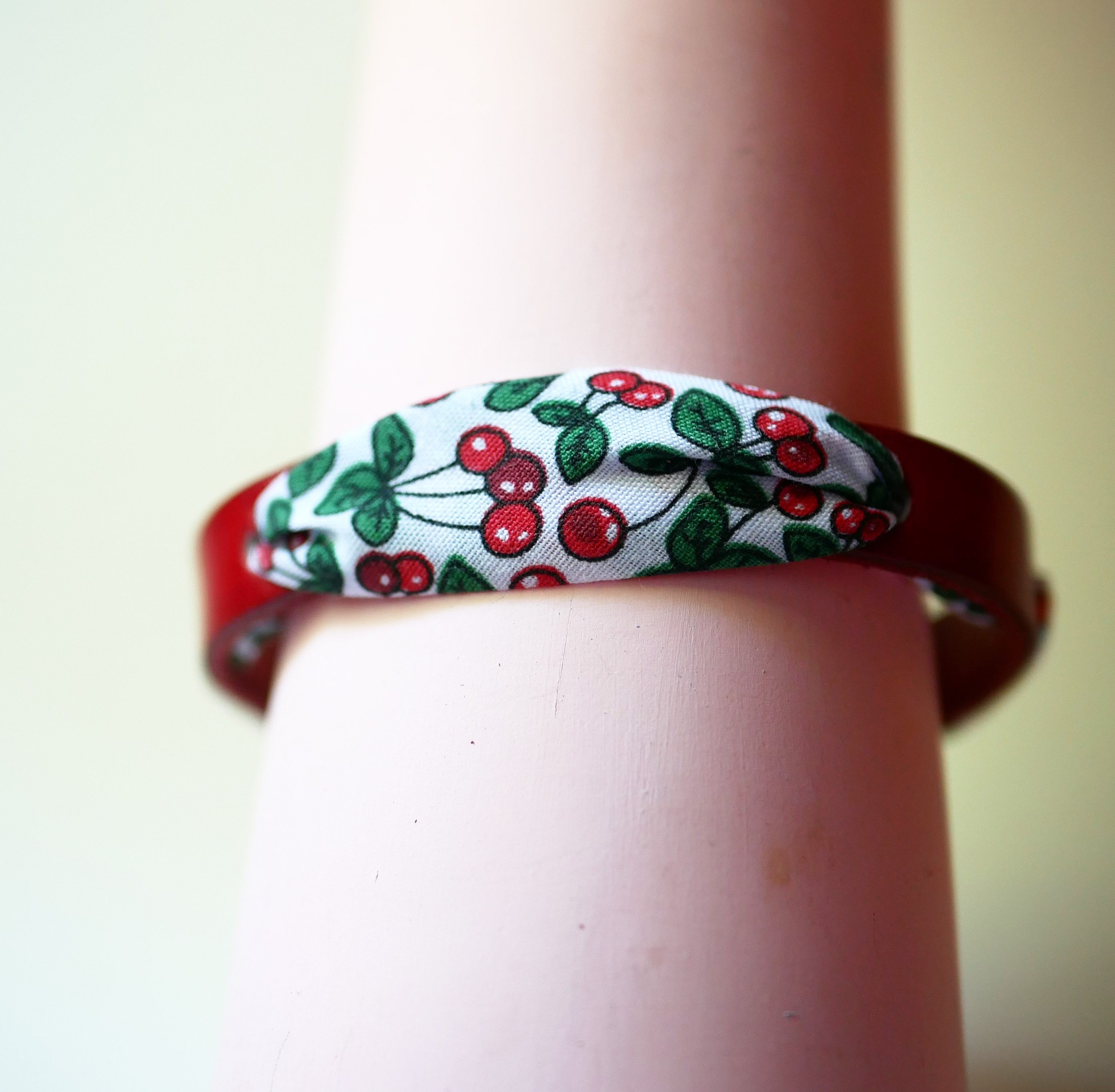 Bracelet Florâme au ruban Fruits Cerises  sur cuir rouge