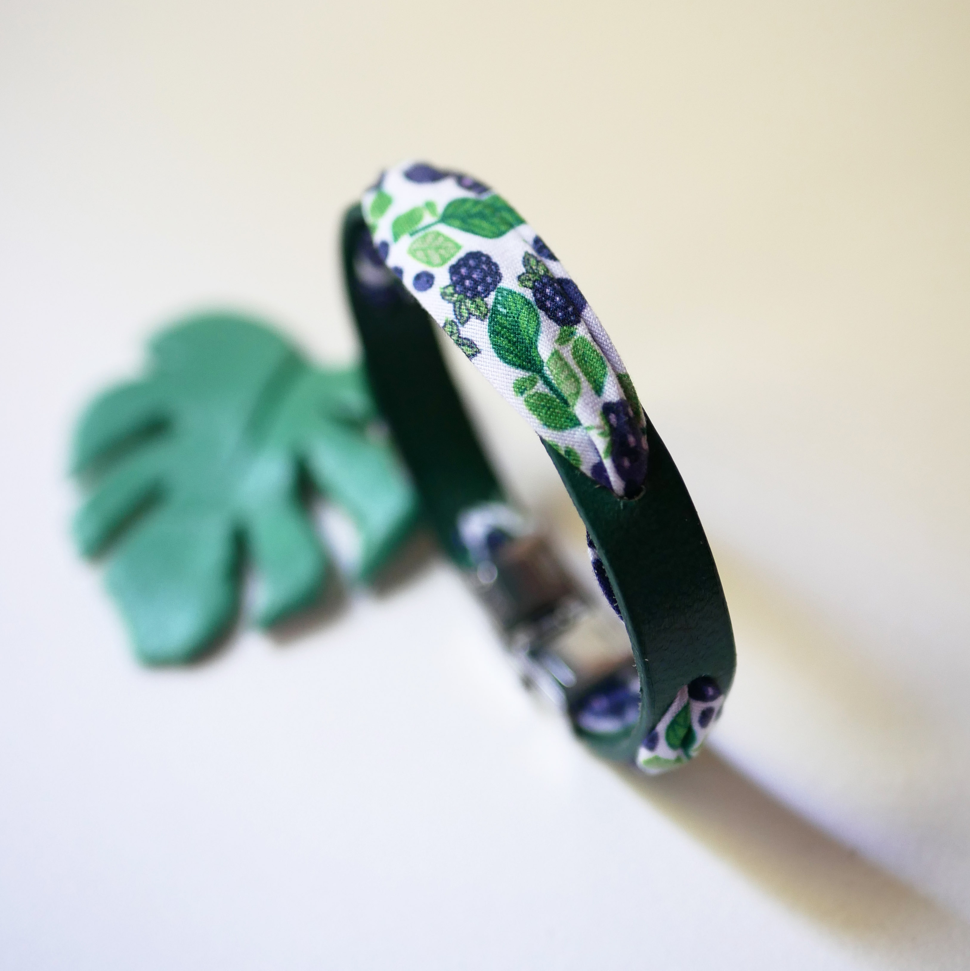 Bracelet Florâme au ruban Fruits Mûres sur cuir vert
