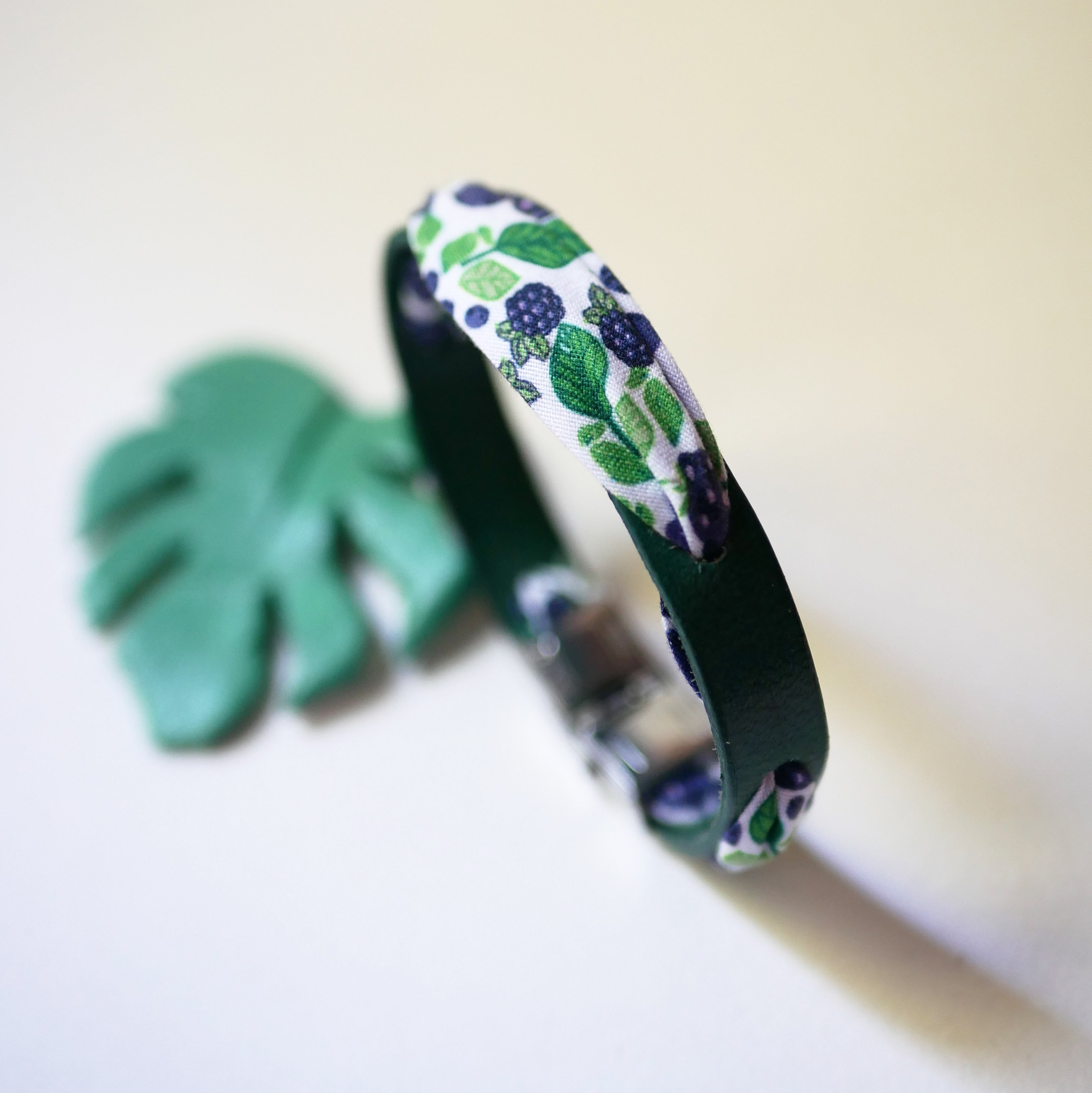 Bracelet Flor&acirc;me au ruban Fruits M&ucirc;res sur cuir vert