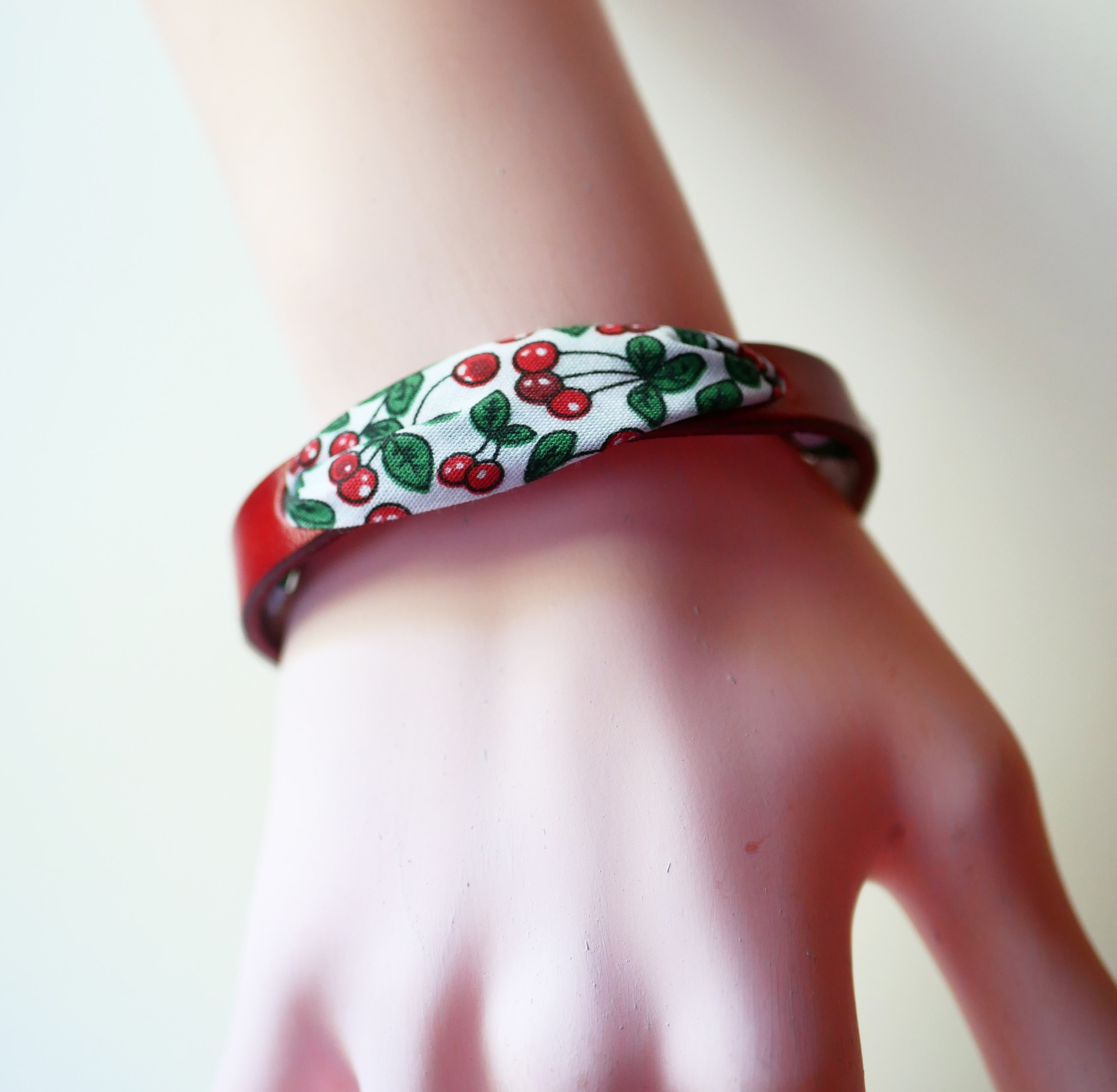 Bracelet Florâme au ruban Fruits Cerises  sur cuir rouge