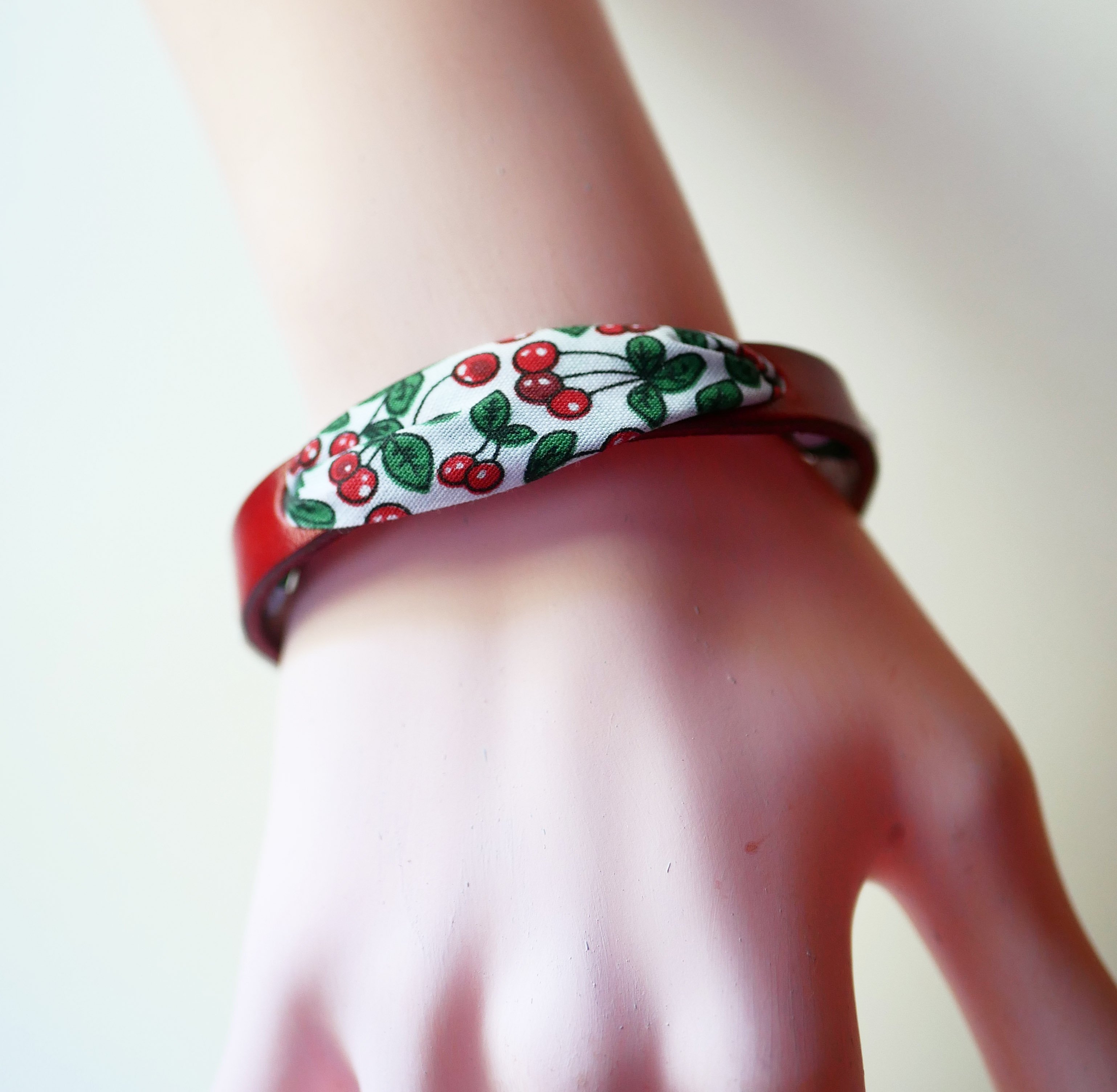 Bracelet Florâme au ruban Fruits Cerises  sur cuir rouge