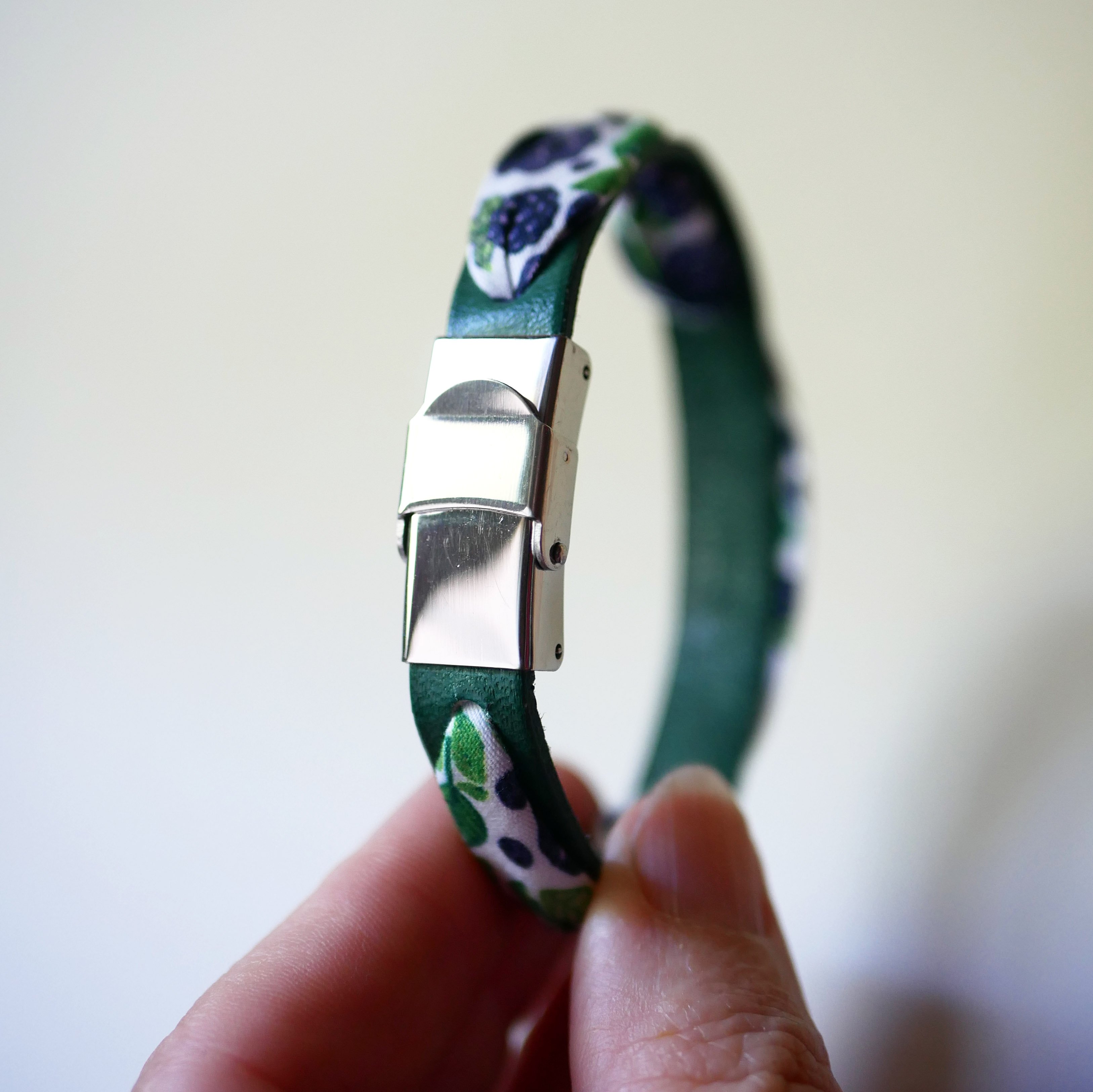 Bracelet Flor&acirc;me au ruban Fruits M&ucirc;res sur cuir vert