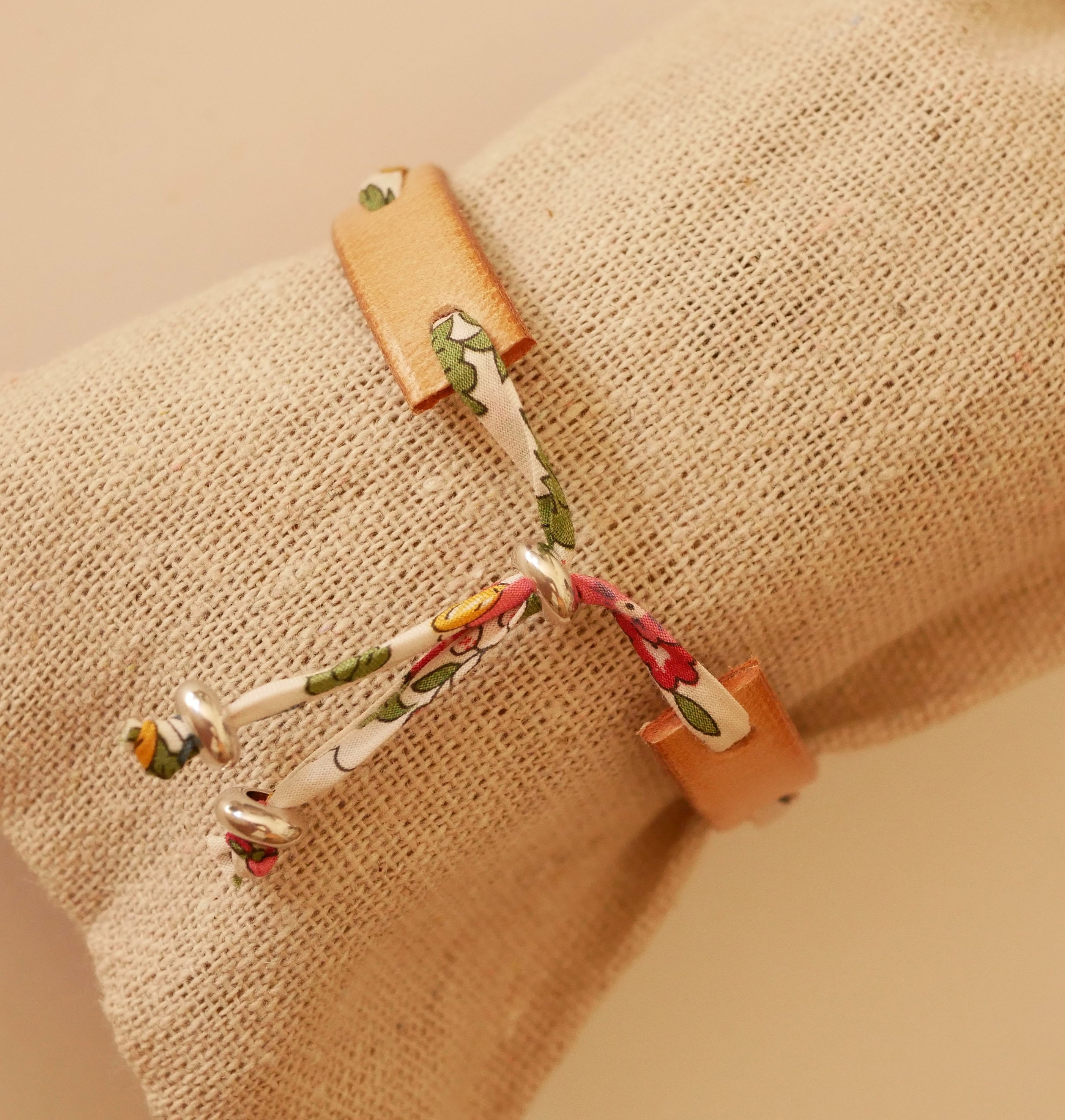 Bracelet Florâme au ruban liberty fraises sur cuir naturel