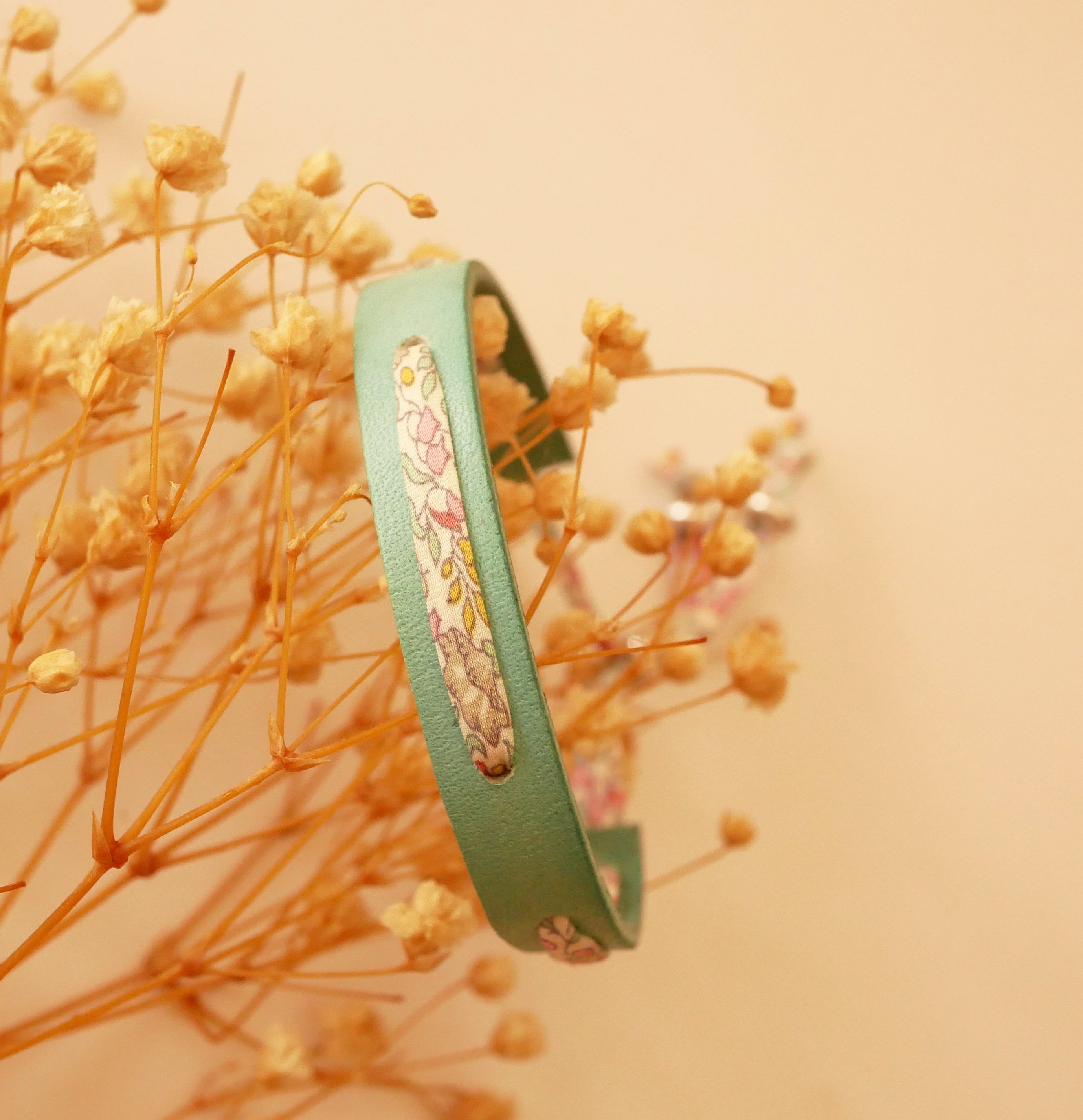 Bracelet Flor&acirc;me au ruban liberty fleuri pastel sur cuir vert c&eacute;ladon