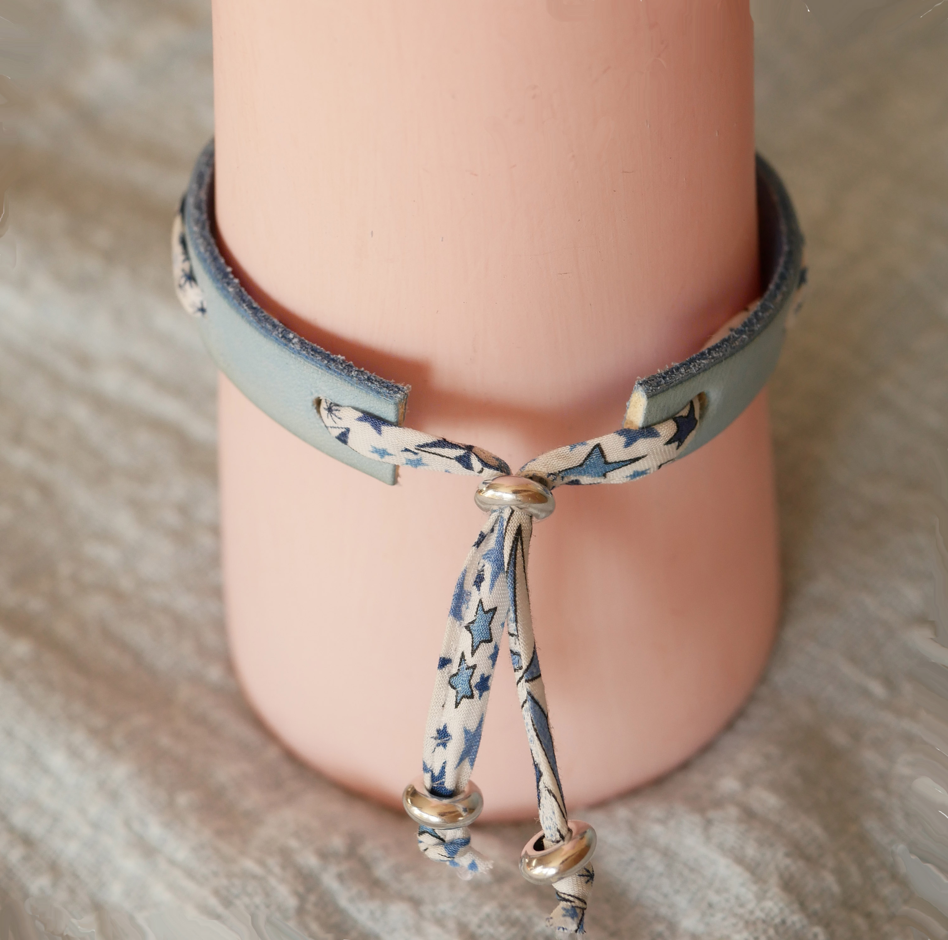 Bracelet Florâme au ruban liberty étoiles bleues sur cuir ciel