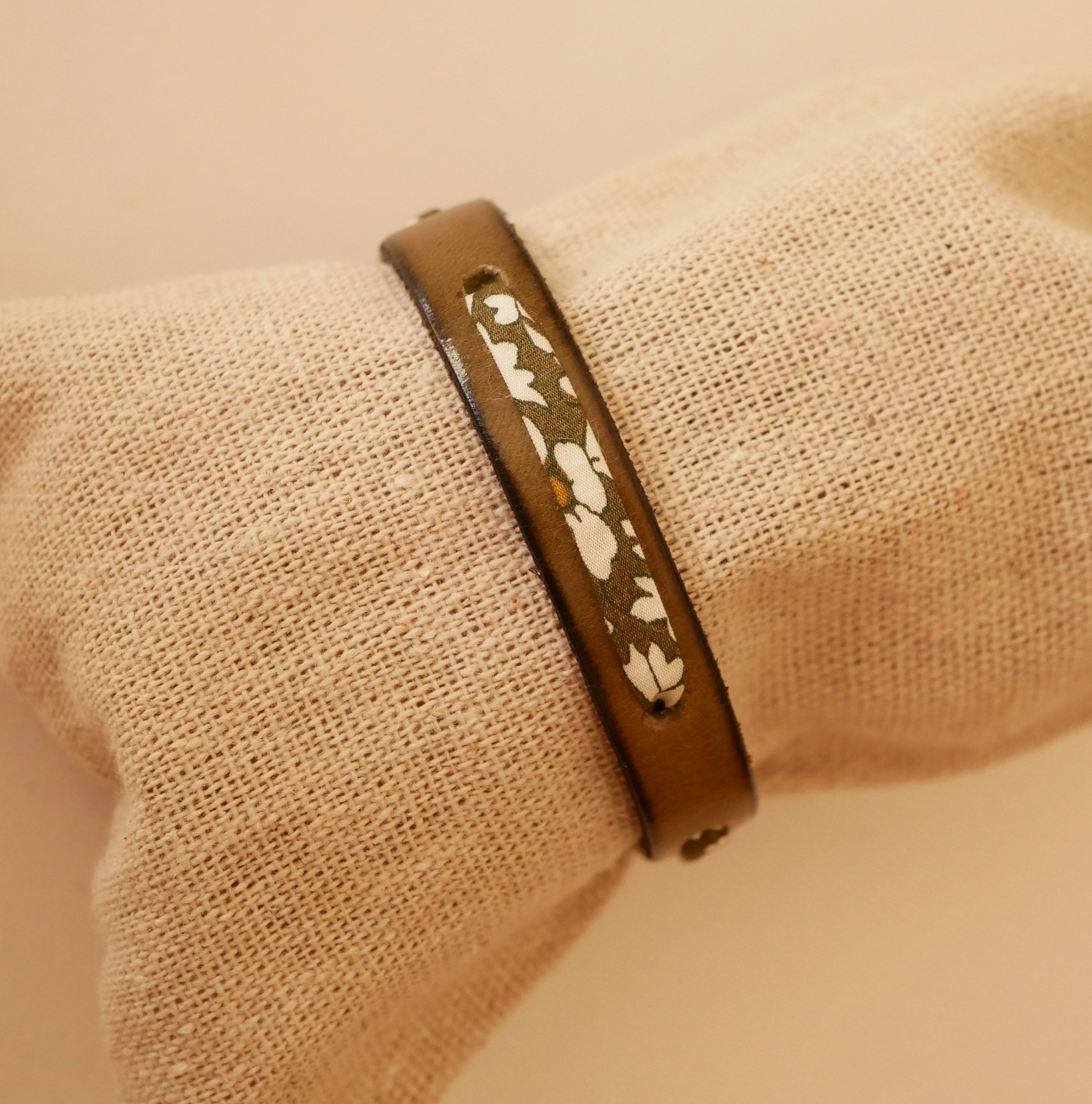 Bracelet Flor&acirc;me au ruban liberty vert sur cuir vert tilleul