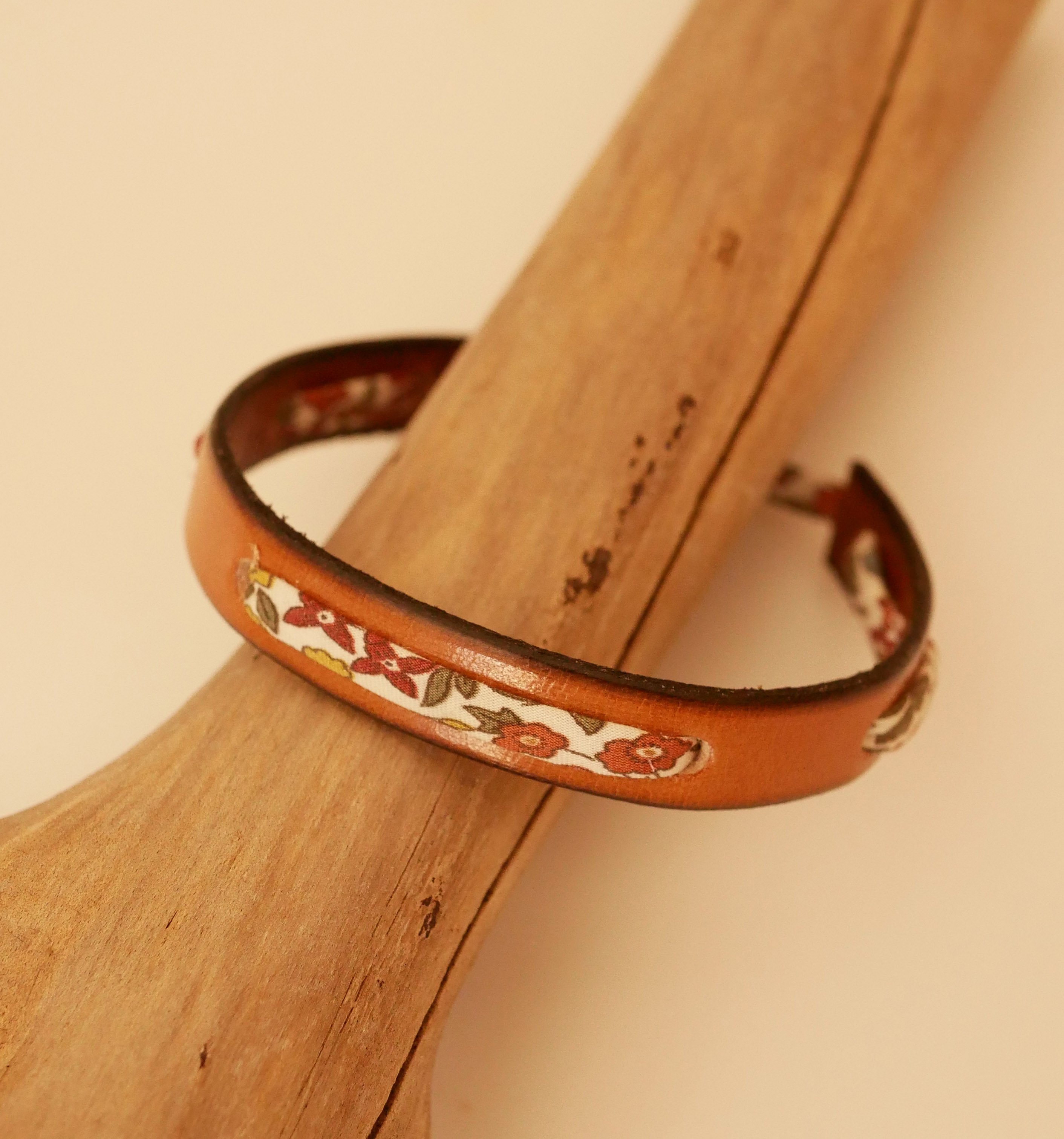 Bracelet Florâme au ruban liberty Ava automne sur cuir camel