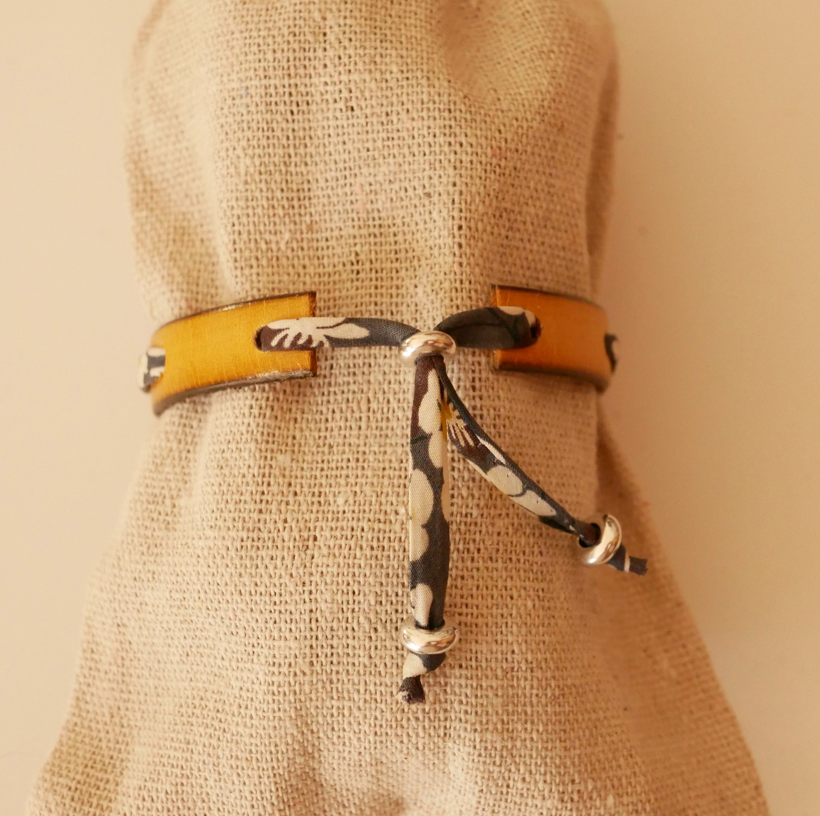 Bracelet Flor&acirc;me au ruban liberty Misti gris sur cuir moutarde