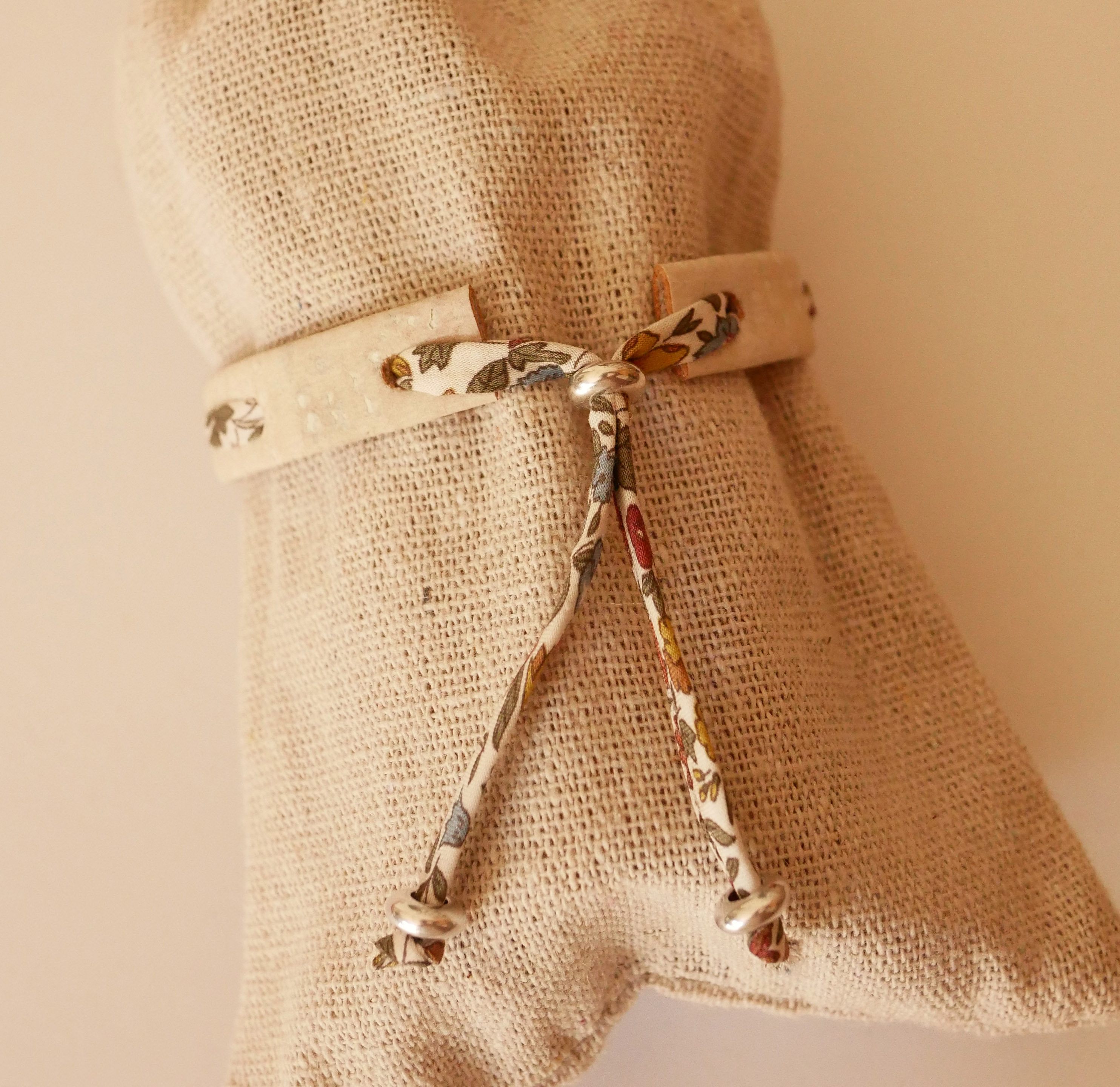 Bracelet Florâme végétal au ruban liberty Ava sur liège blanc