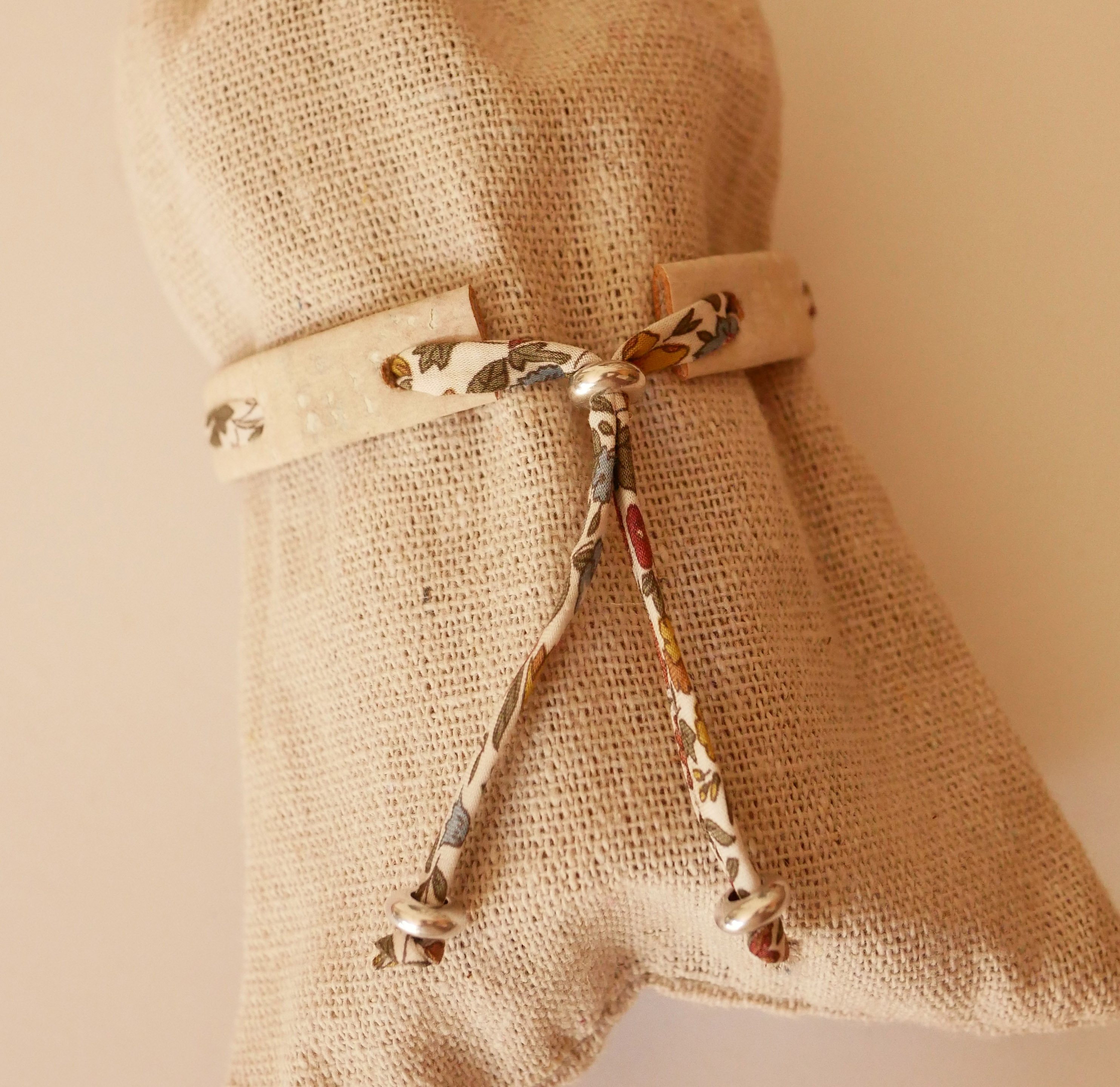 Bracelet Florâme végétal au ruban liberty Ava sur liège blanc