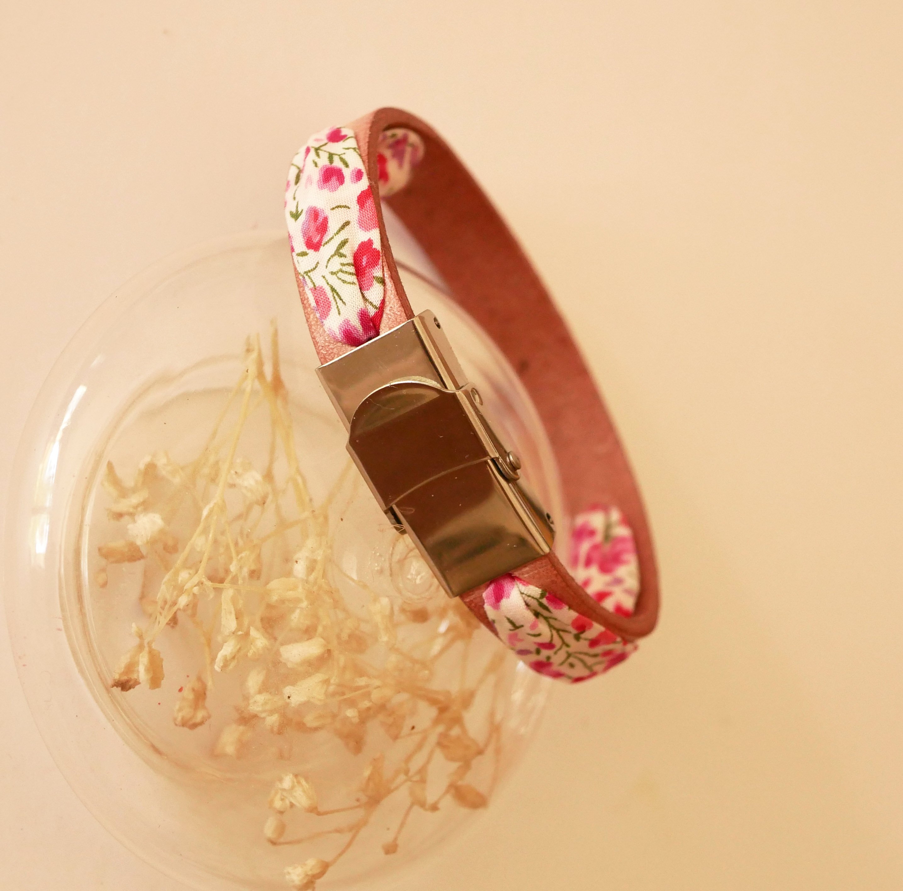 Bracelet Flor&acirc;me au ruban liberty fleurs rose sur cuir rose vieilli