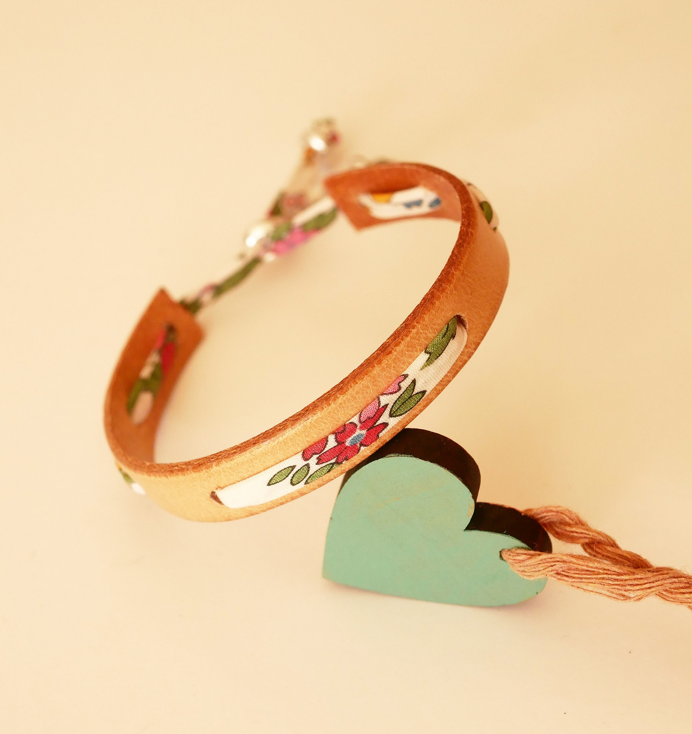 Bracelet Flor&acirc;me au ruban liberty fraises sur cuir naturel
