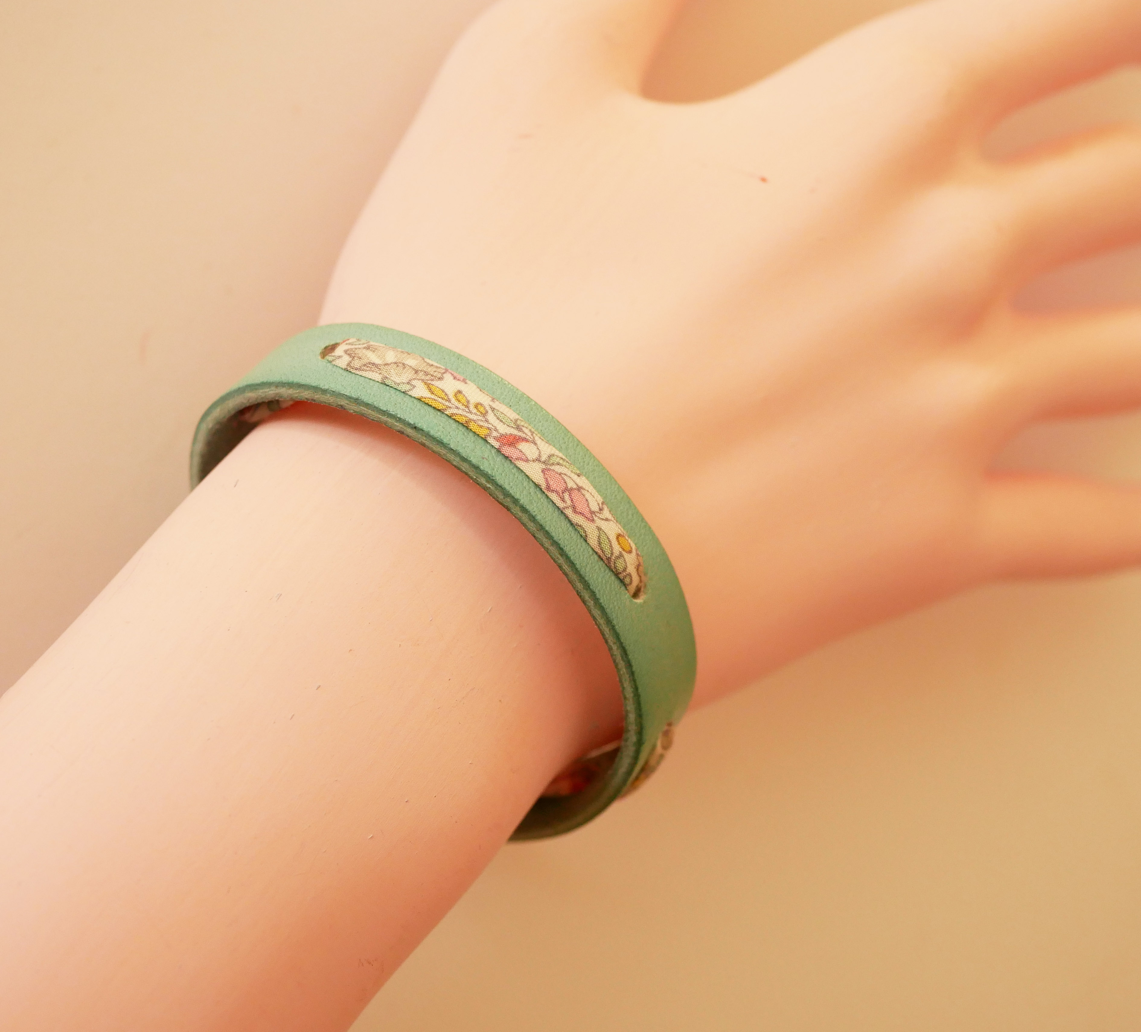 Bracelet Florâme au ruban liberty fleuri pastel sur cuir vert céladon