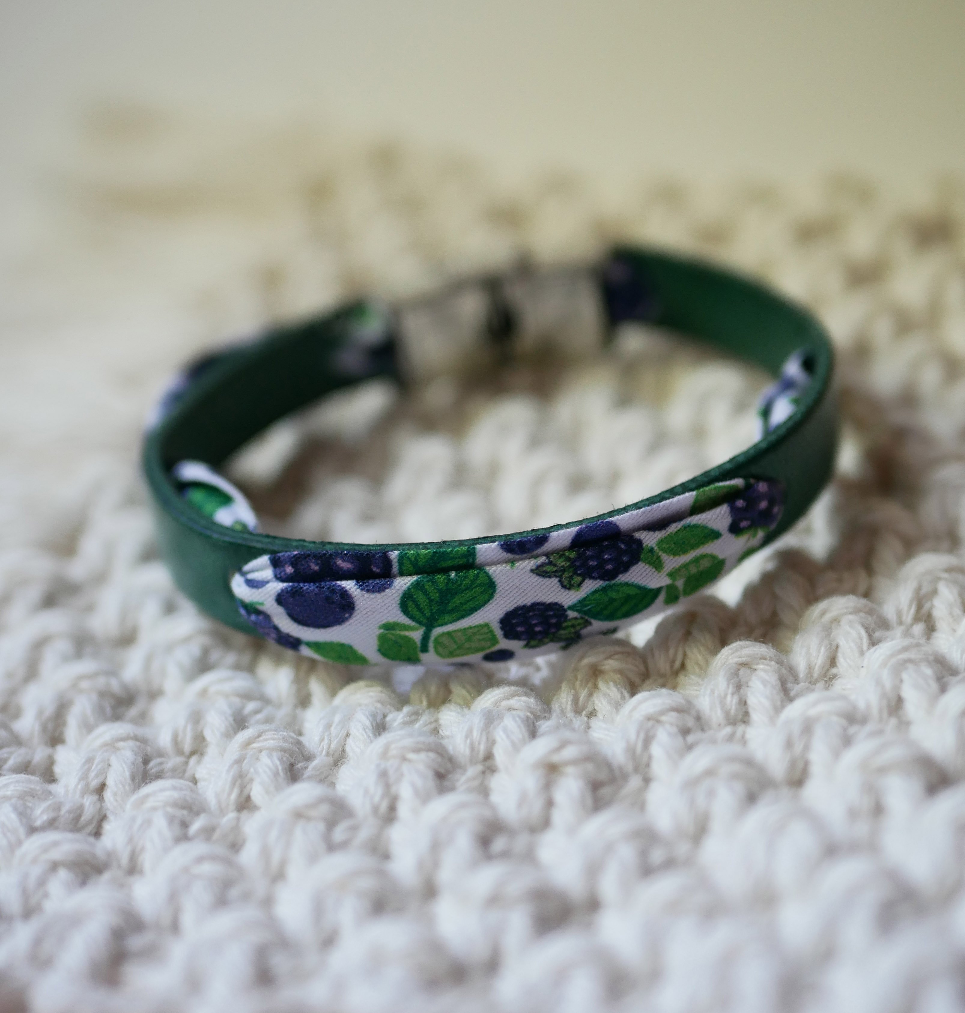 Bracelet Flor&acirc;me au ruban Fruits M&ucirc;res sur cuir vert