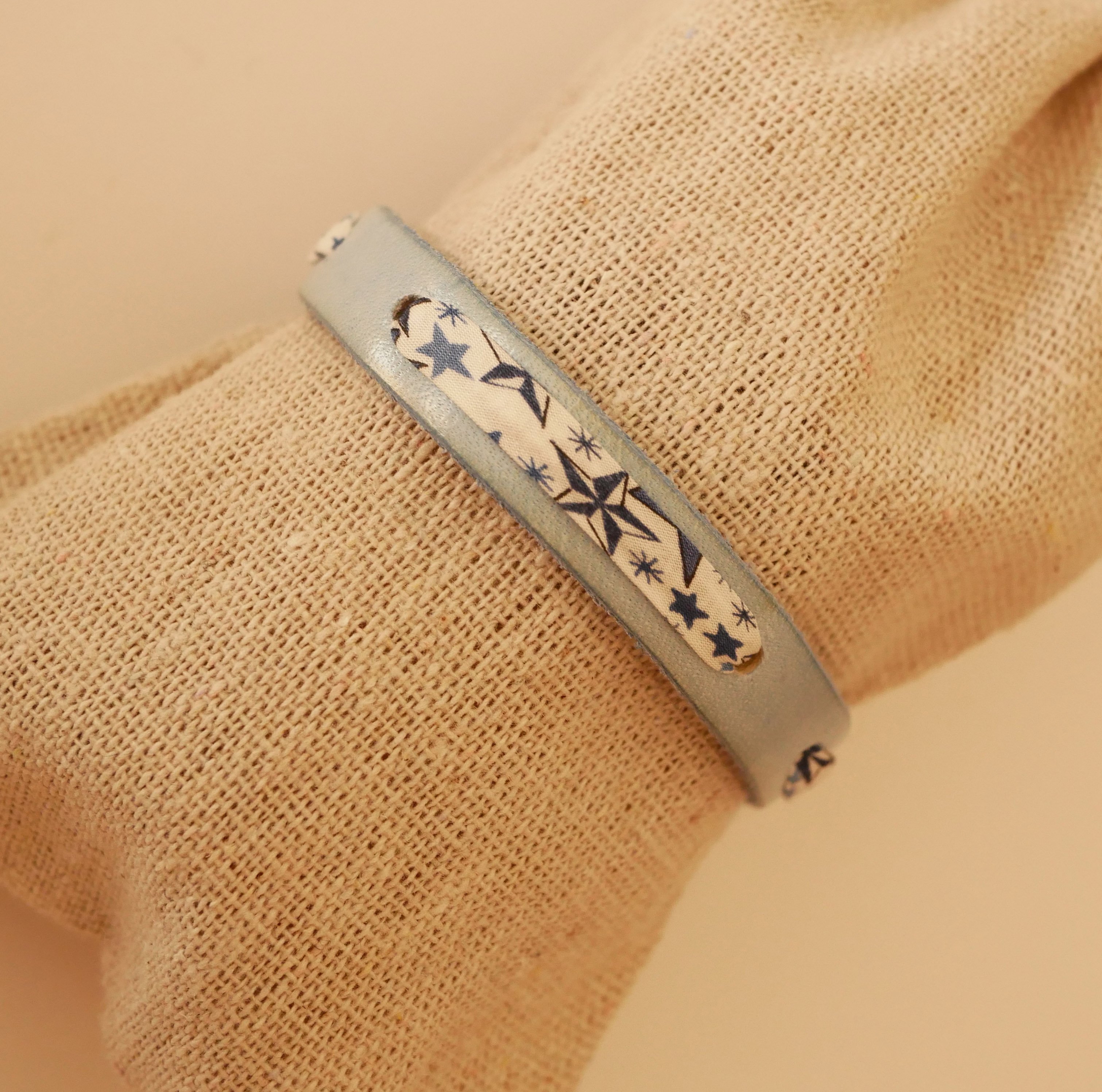 Bracelet Flor&acirc;me au ruban liberty &eacute;toiles bleues sur cuir ciel