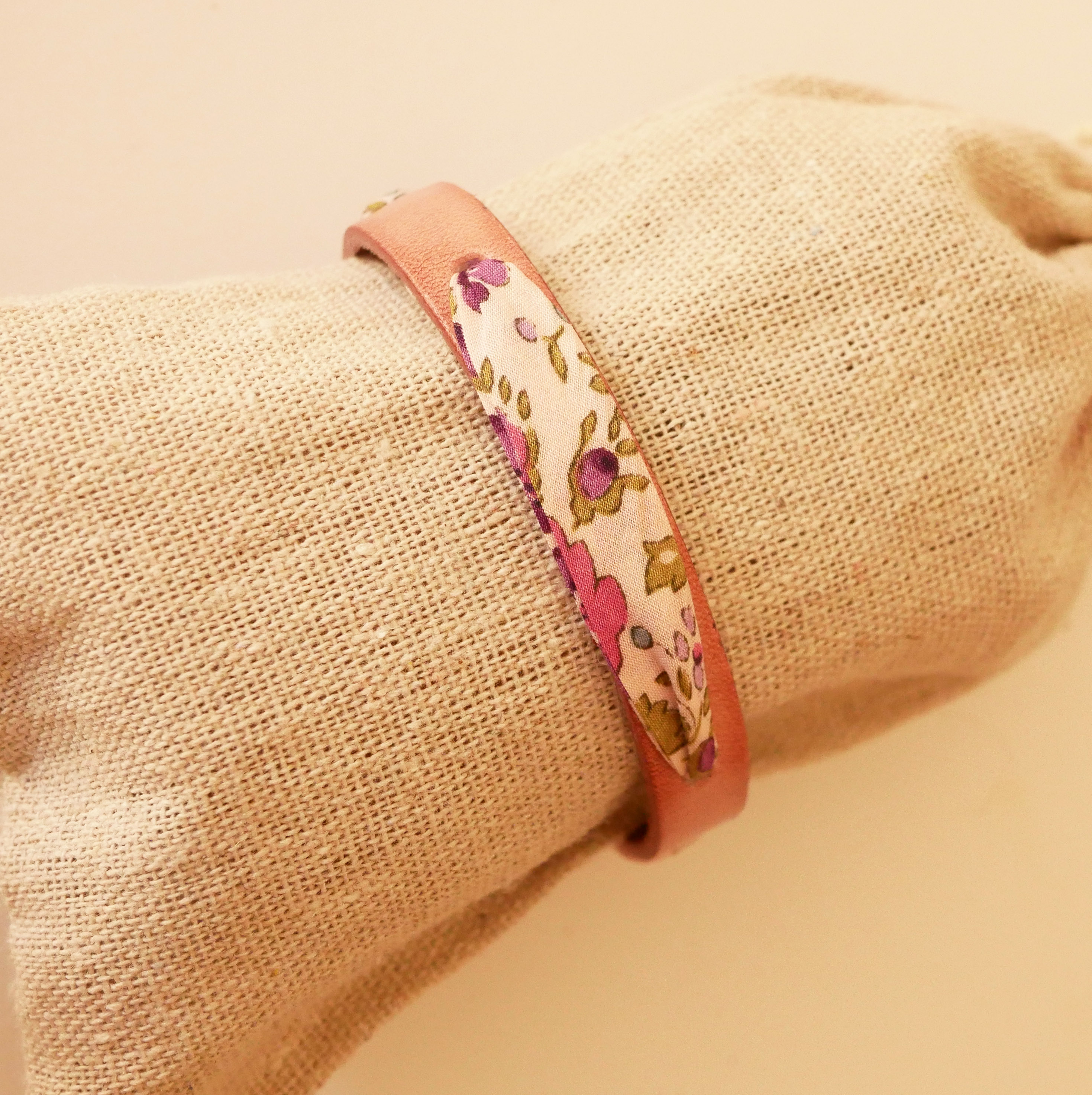 Bracelet Florâme au ruban liberty fleurs violettes sur cuir rose vieilli