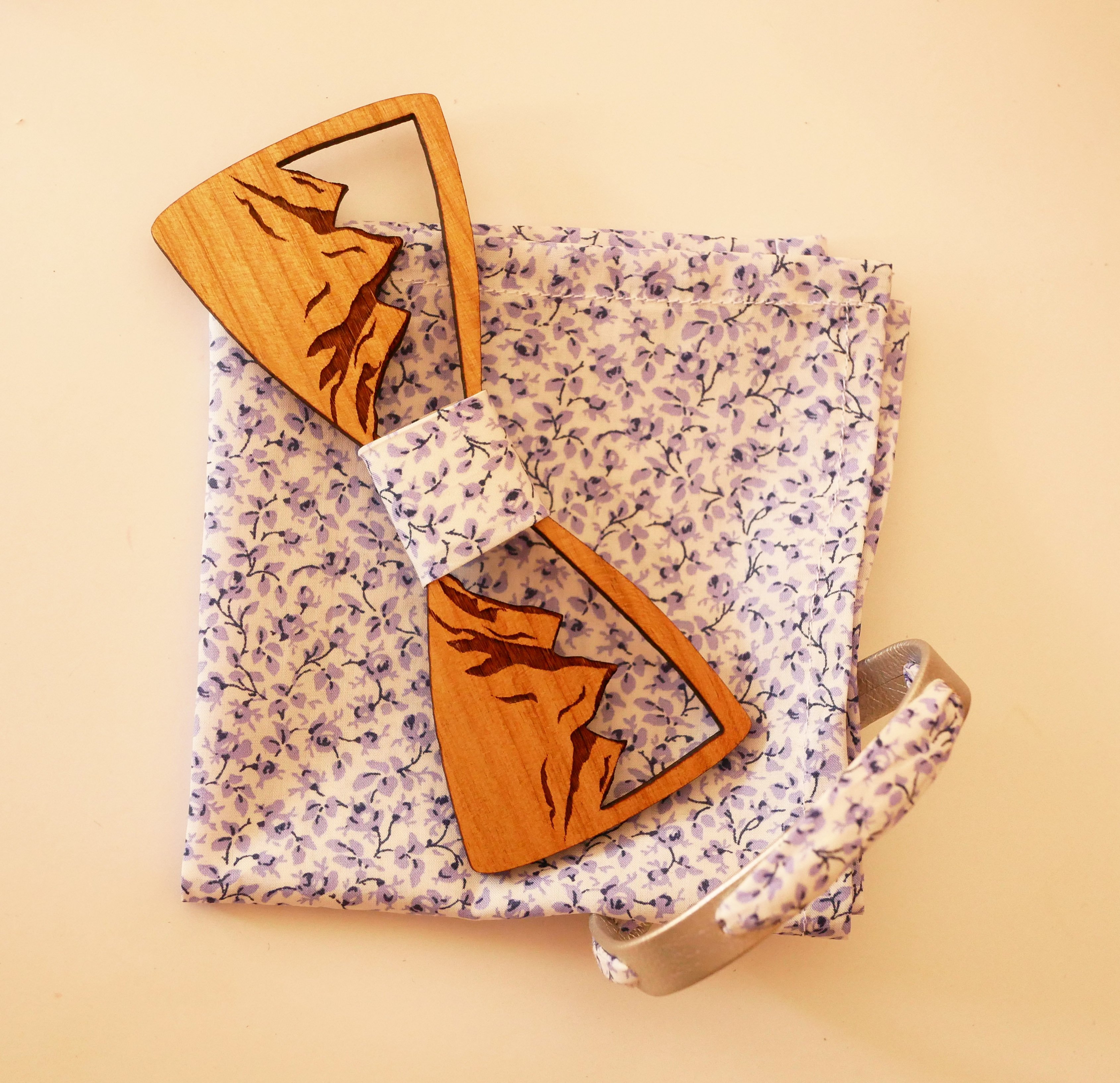 Bracelet Flor&acirc;me au ruban liberty fleurs bleues sur cuir argent&eacute;