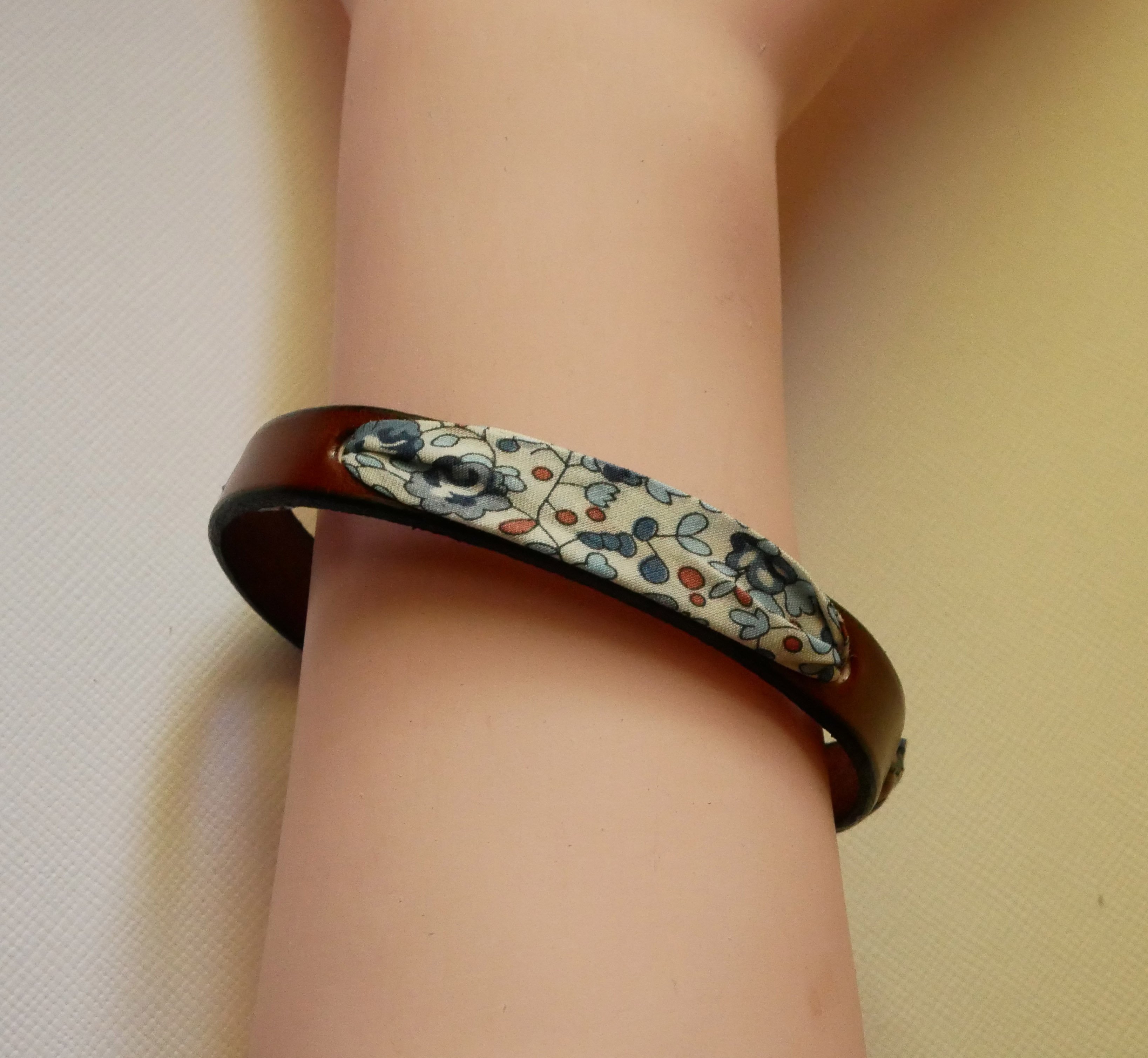 Bracelet Flor&acirc;me au ruban liberty Elo&iuml;se fleurs bleues sur cuir marron