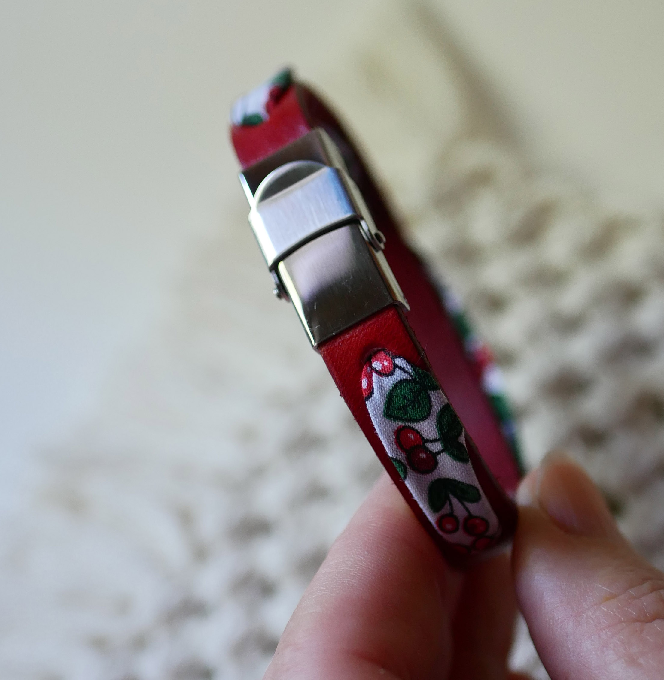 Bracelet Florâme au ruban Fruits Cerises  sur cuir rouge