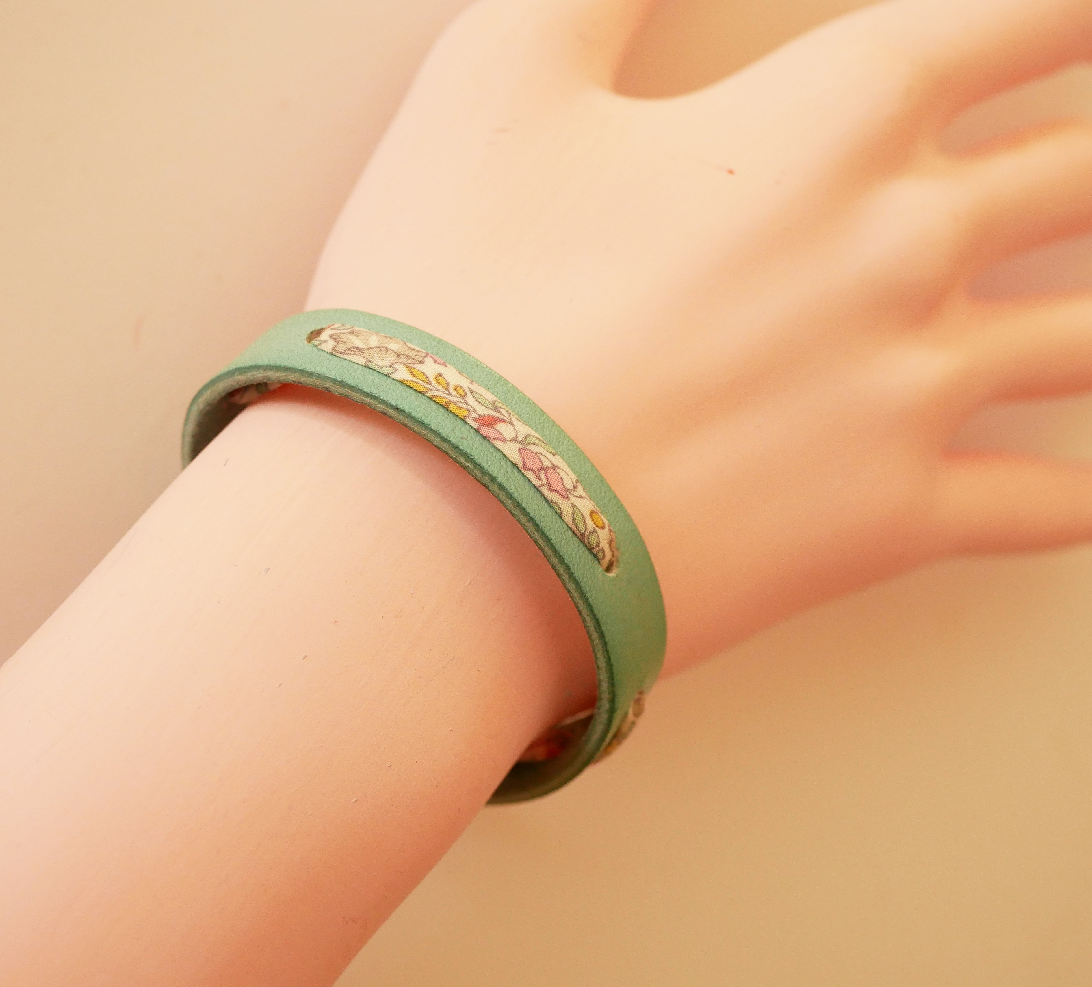 Bracelet Flor&acirc;me au ruban liberty fleuri pastel sur cuir vert c&eacute;ladon