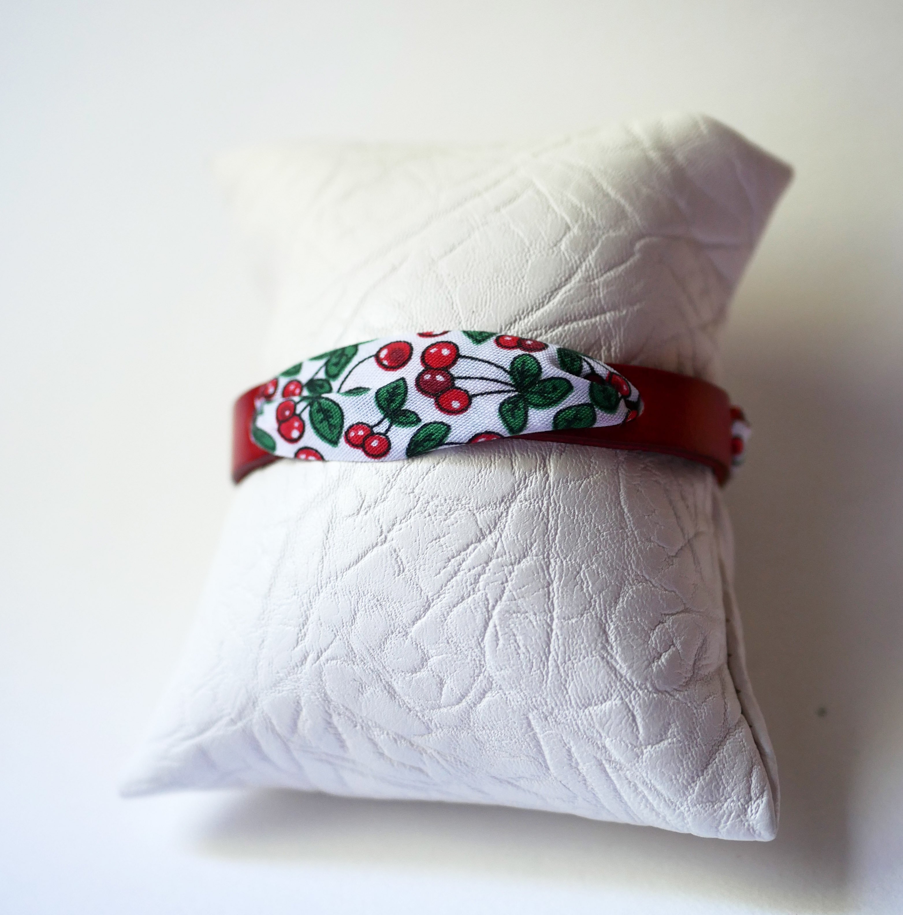 Bracelet Florâme au ruban Fruits Cerises  sur cuir rouge
