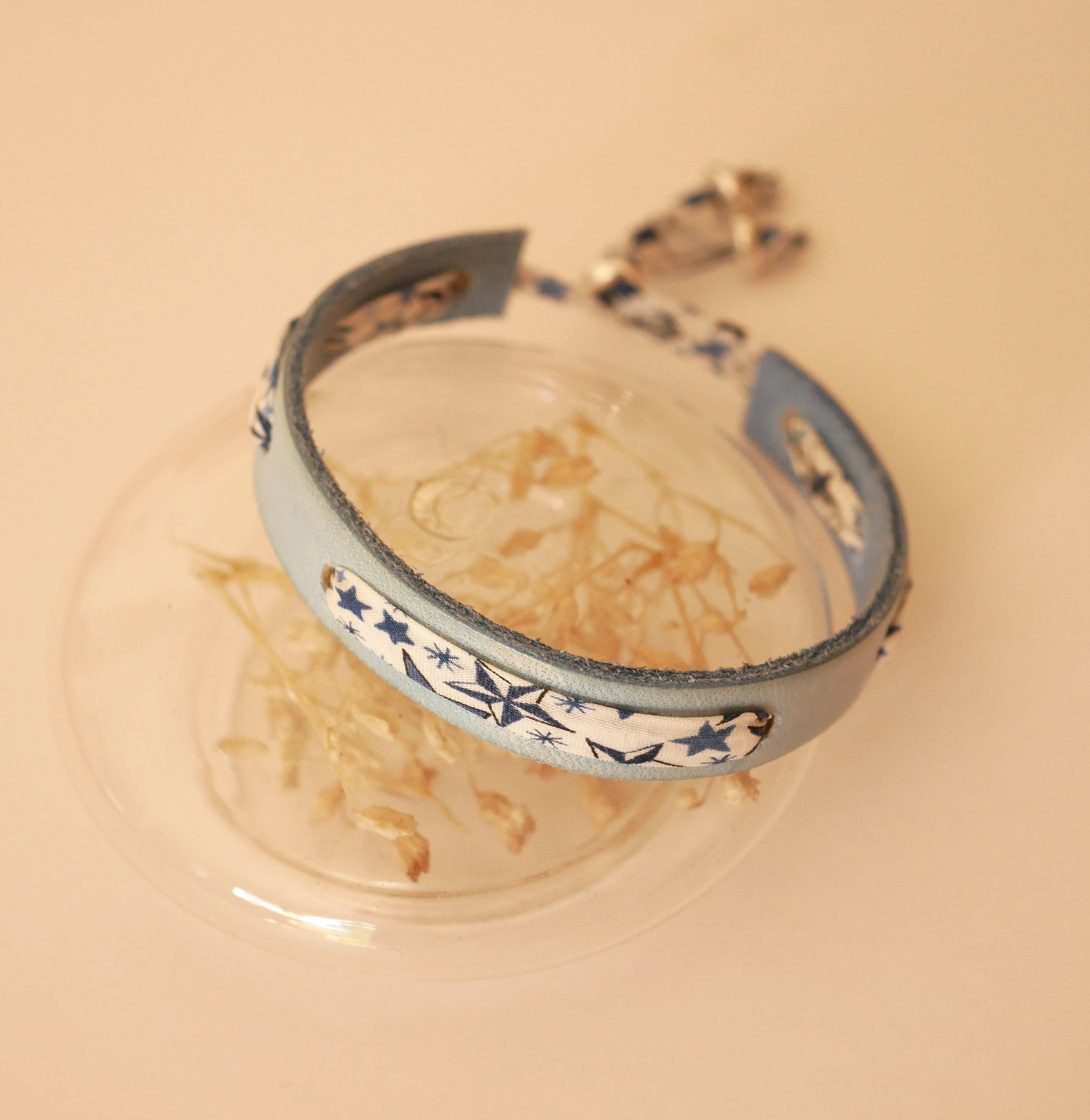 Bracelet Florâme au ruban liberty étoiles bleues sur cuir ciel