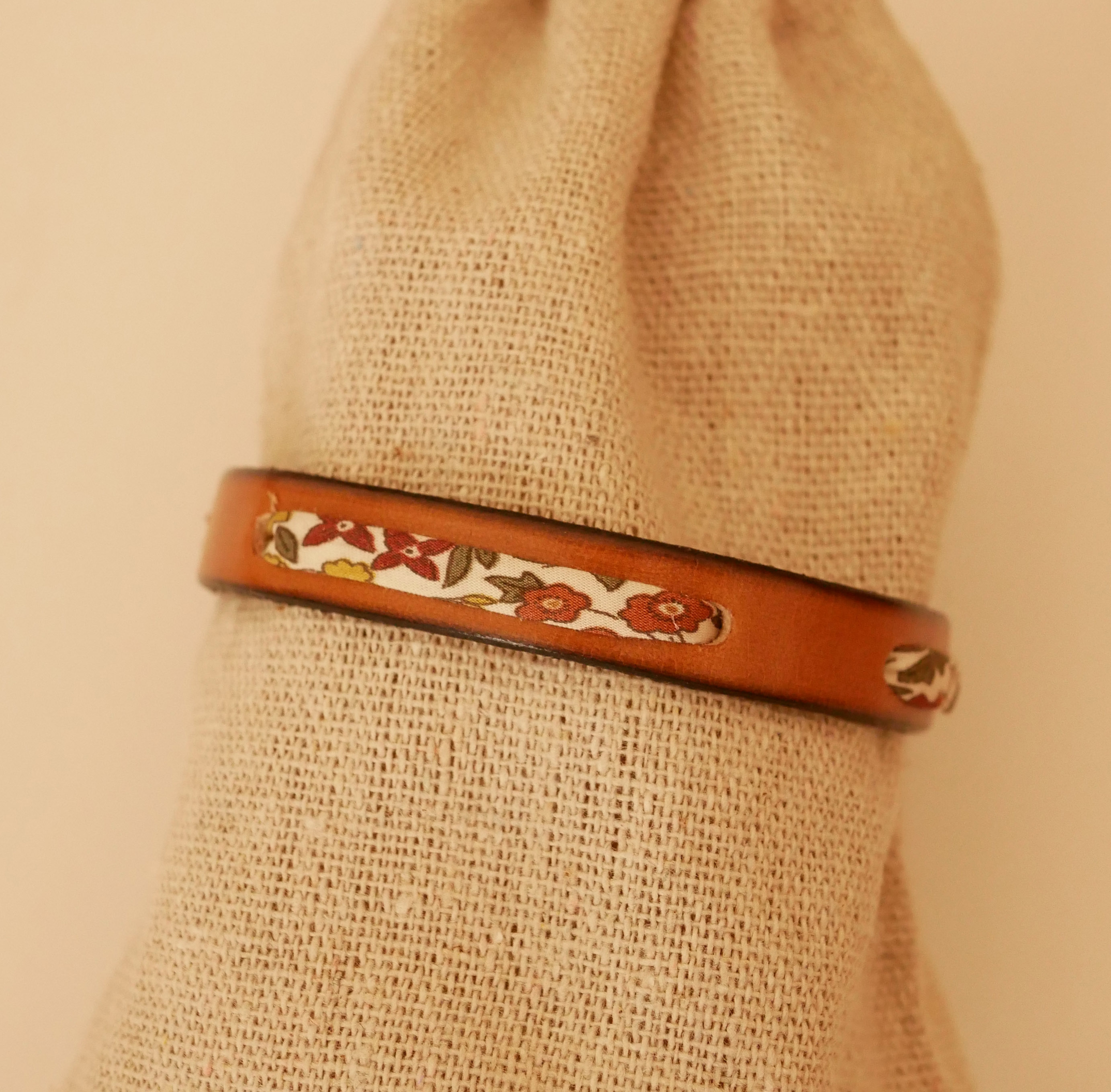 Bracelet Florâme au ruban liberty Ava automne sur cuir camel