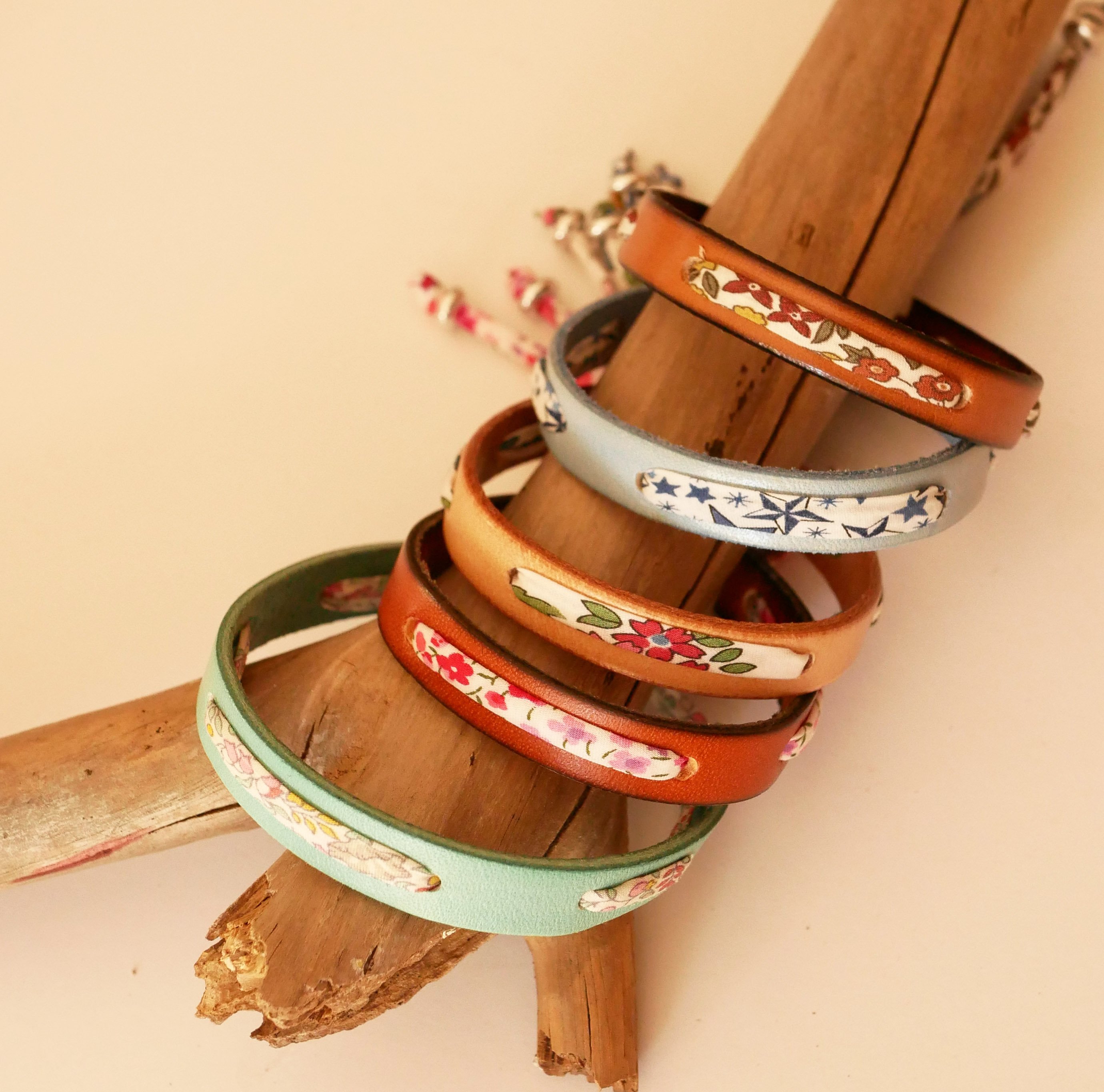 Bracelet Flor&acirc;me au ruban liberty fleuri pastel sur cuir vert c&eacute;ladon