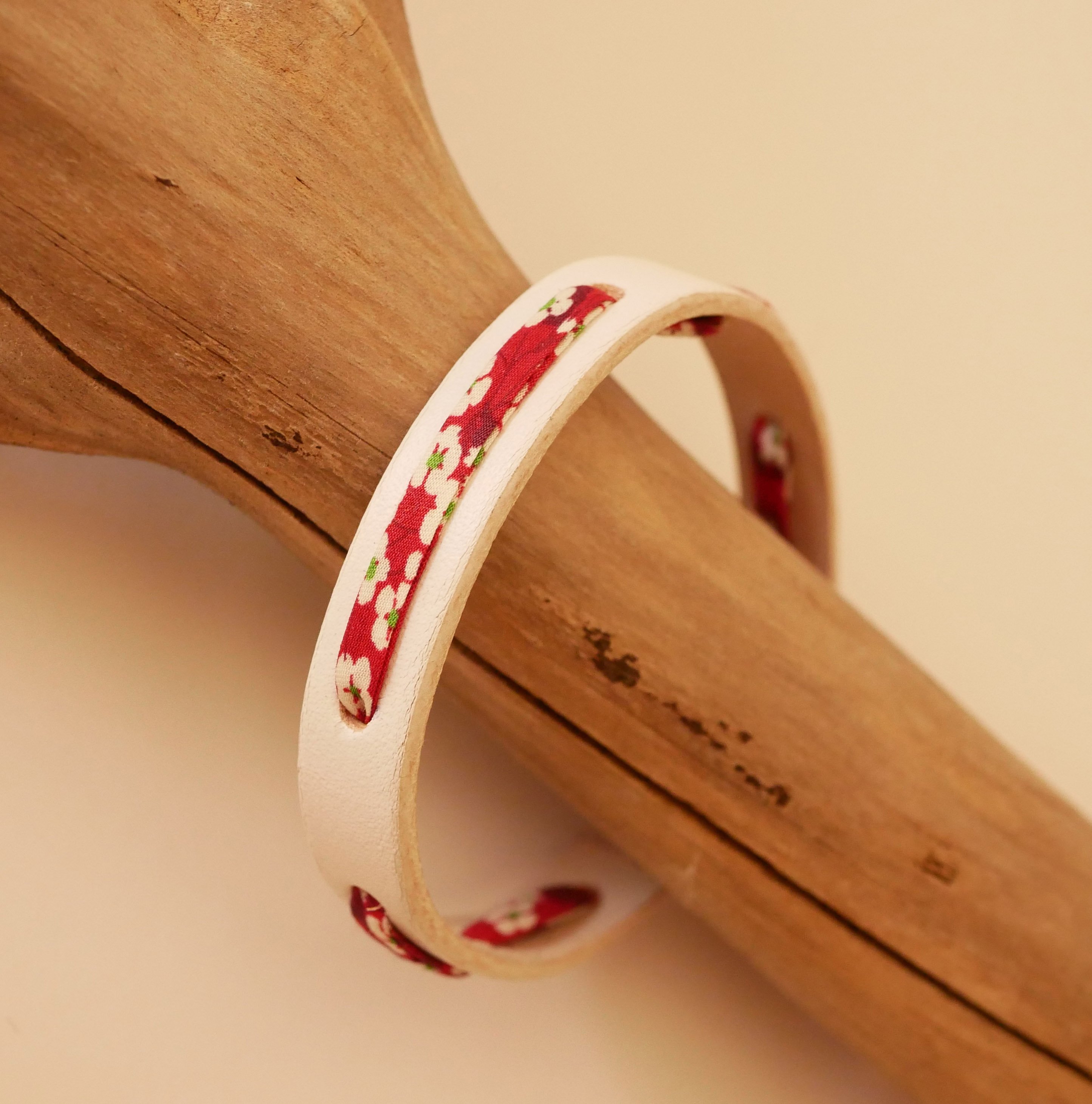 Bracelet Flor&acirc;me au ruban liberty Misti rouge sur cuir blanc