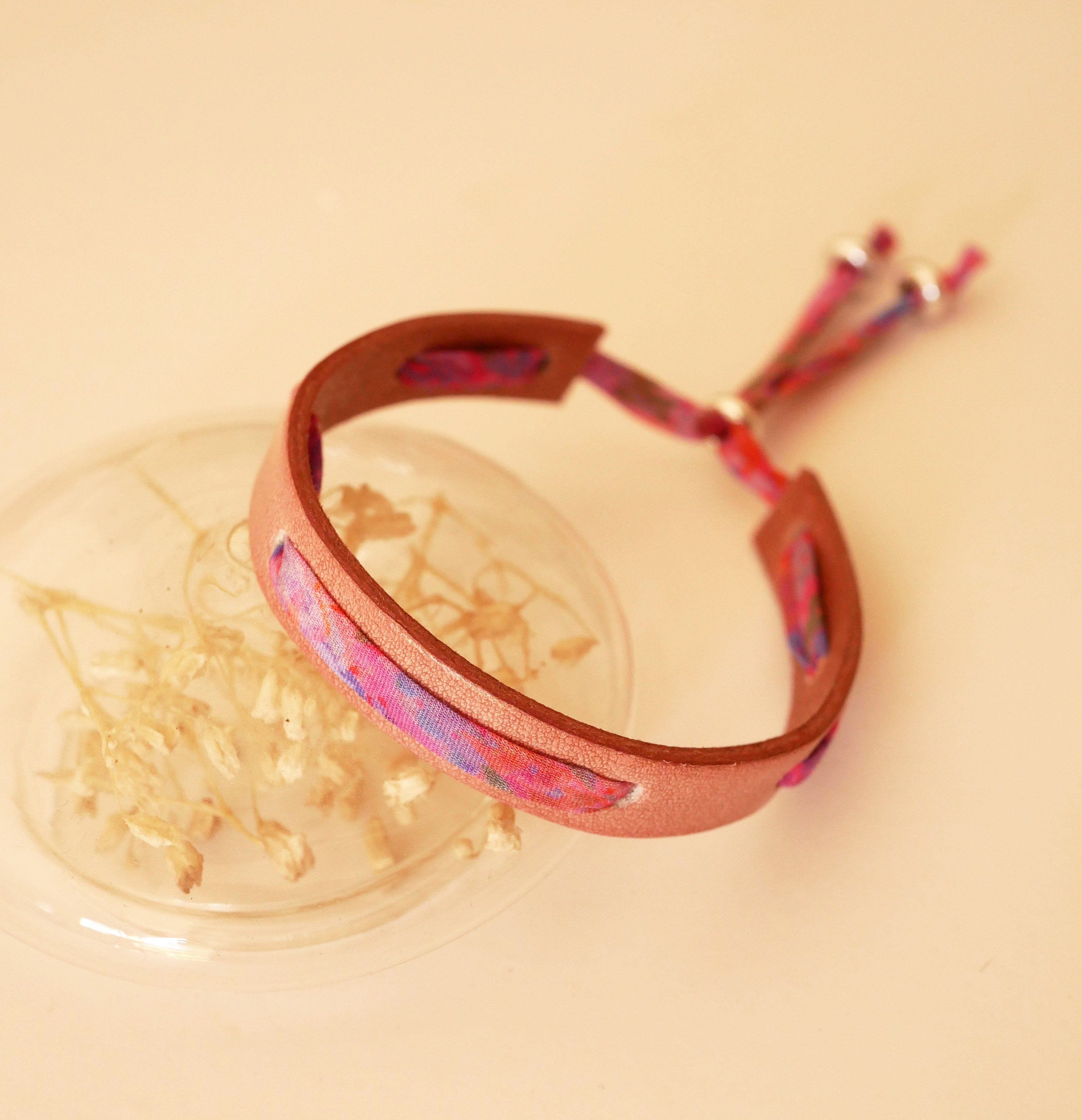 Bracelet Florâme au ruban liberty Polly sur cuir vieux rose