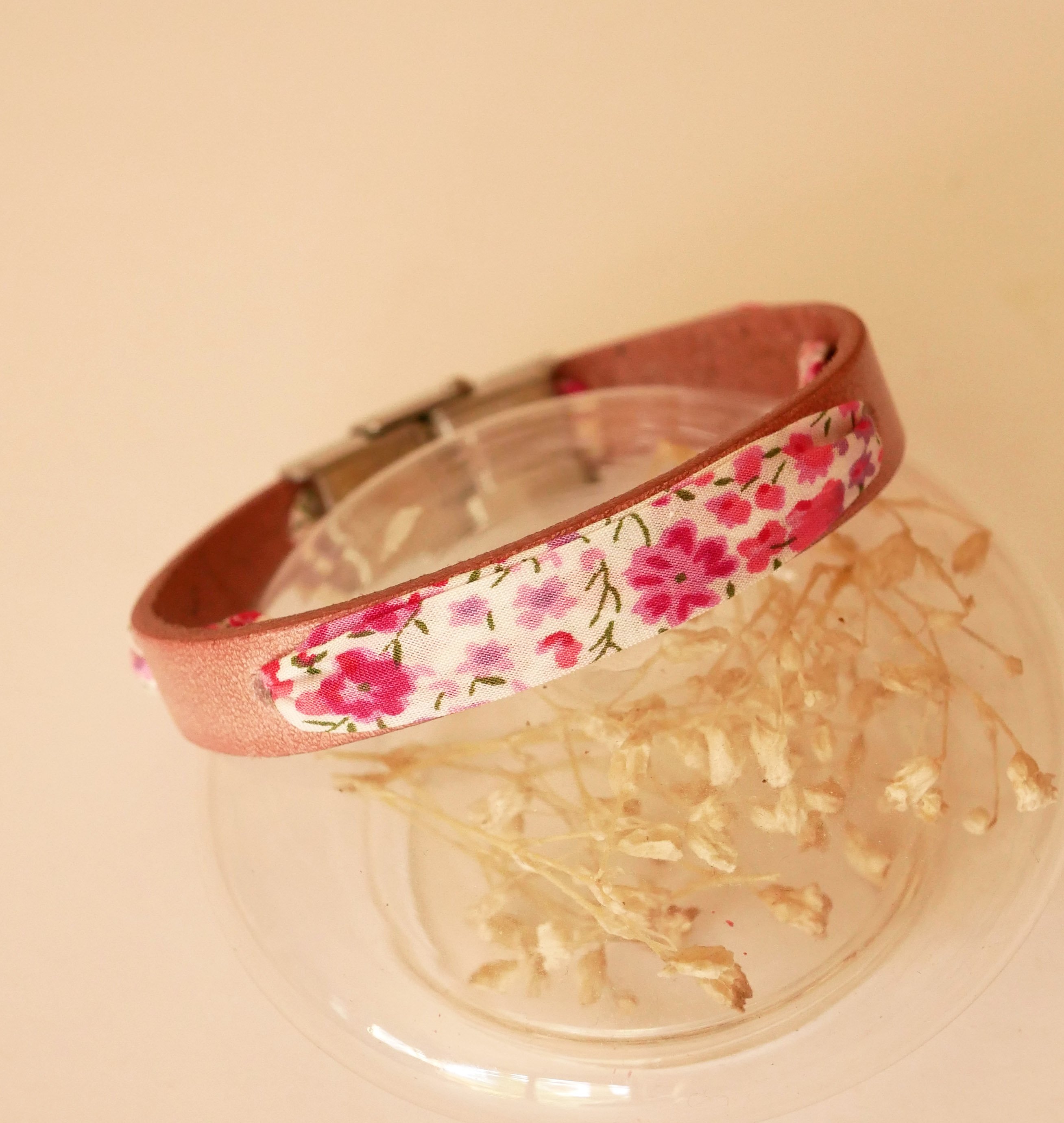 Bracelet Flor&acirc;me au ruban liberty fleurs rose sur cuir rose vieilli