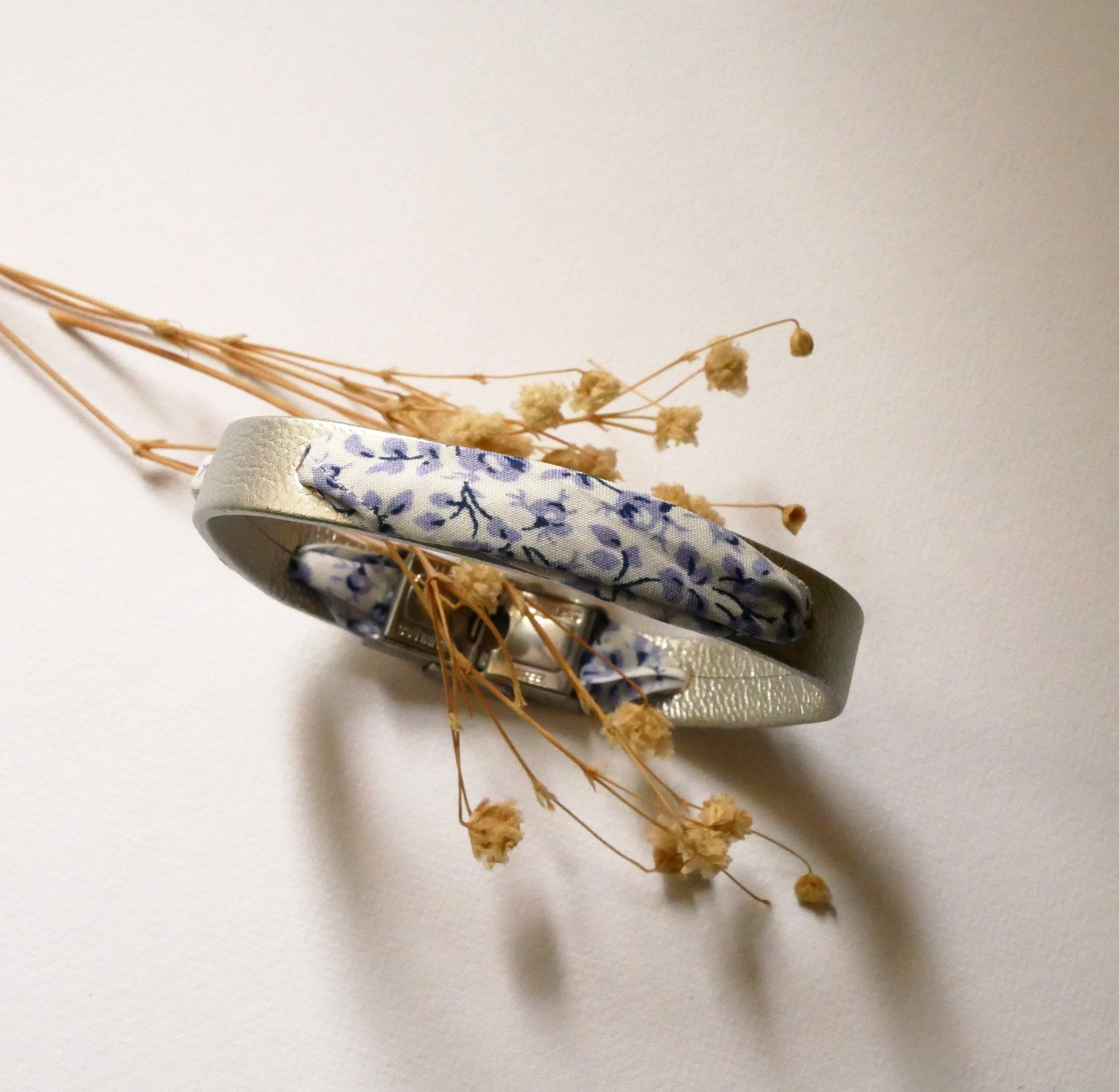 Bracelet Flor&acirc;me au ruban liberty fleurs bleues sur cuir argent&eacute;