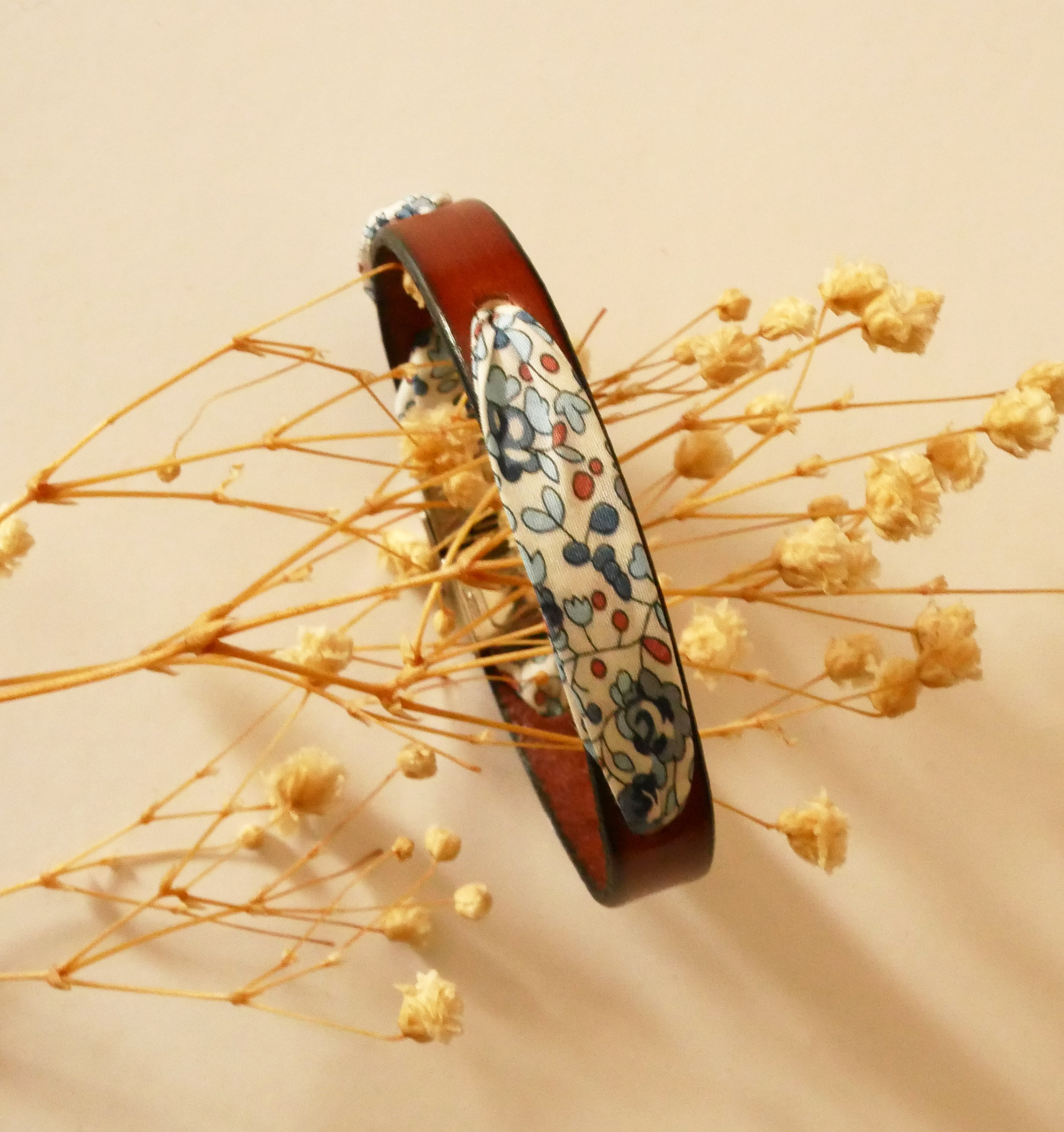 Bracelet Florâme au ruban liberty Eloïse fleurs bleues sur cuir marron
