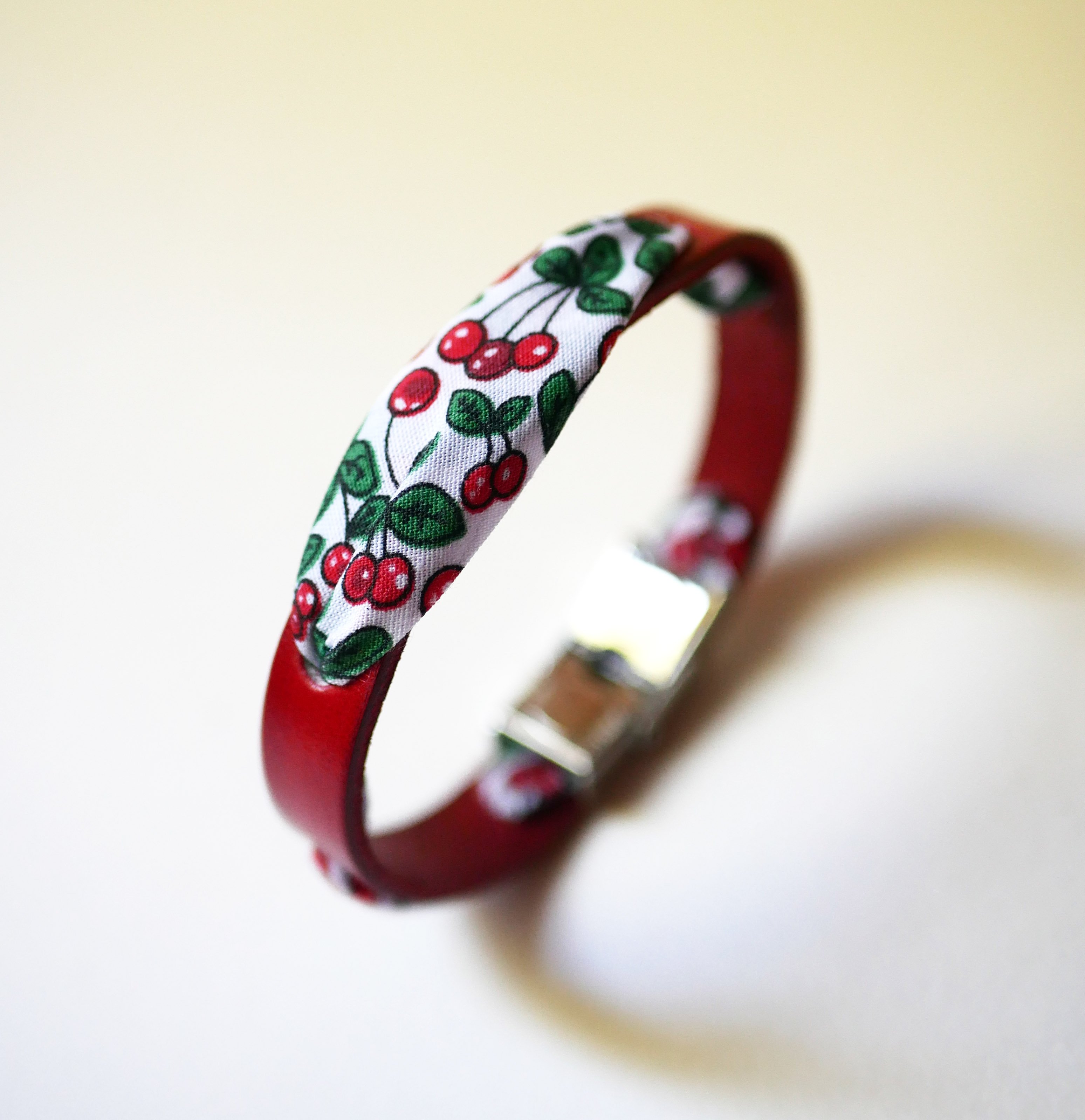 Bracelet Flor&acirc;me au ruban Fruits Cerises  sur cuir rouge