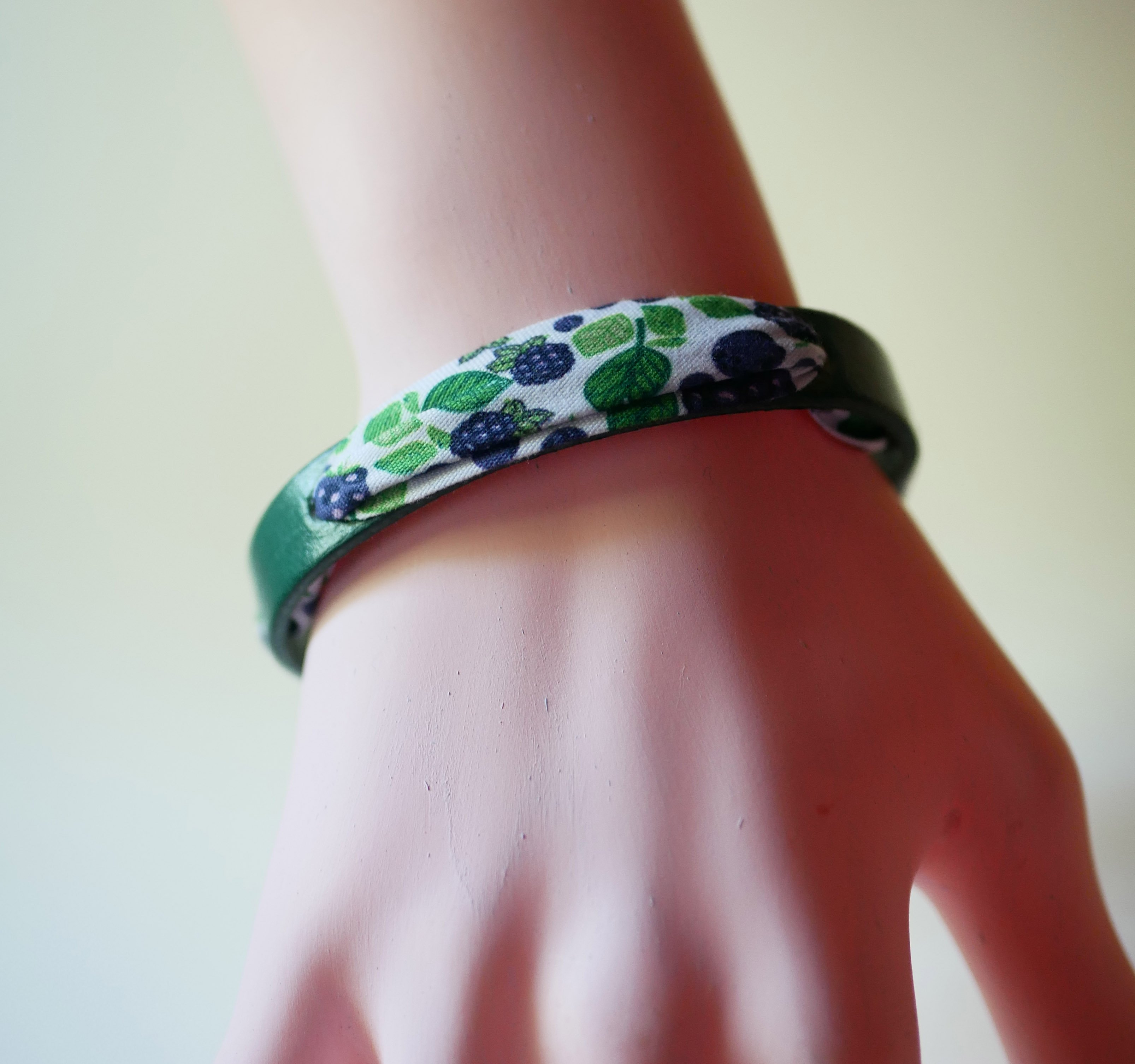 Bracelet Flor&acirc;me au ruban Fruits M&ucirc;res sur cuir vert