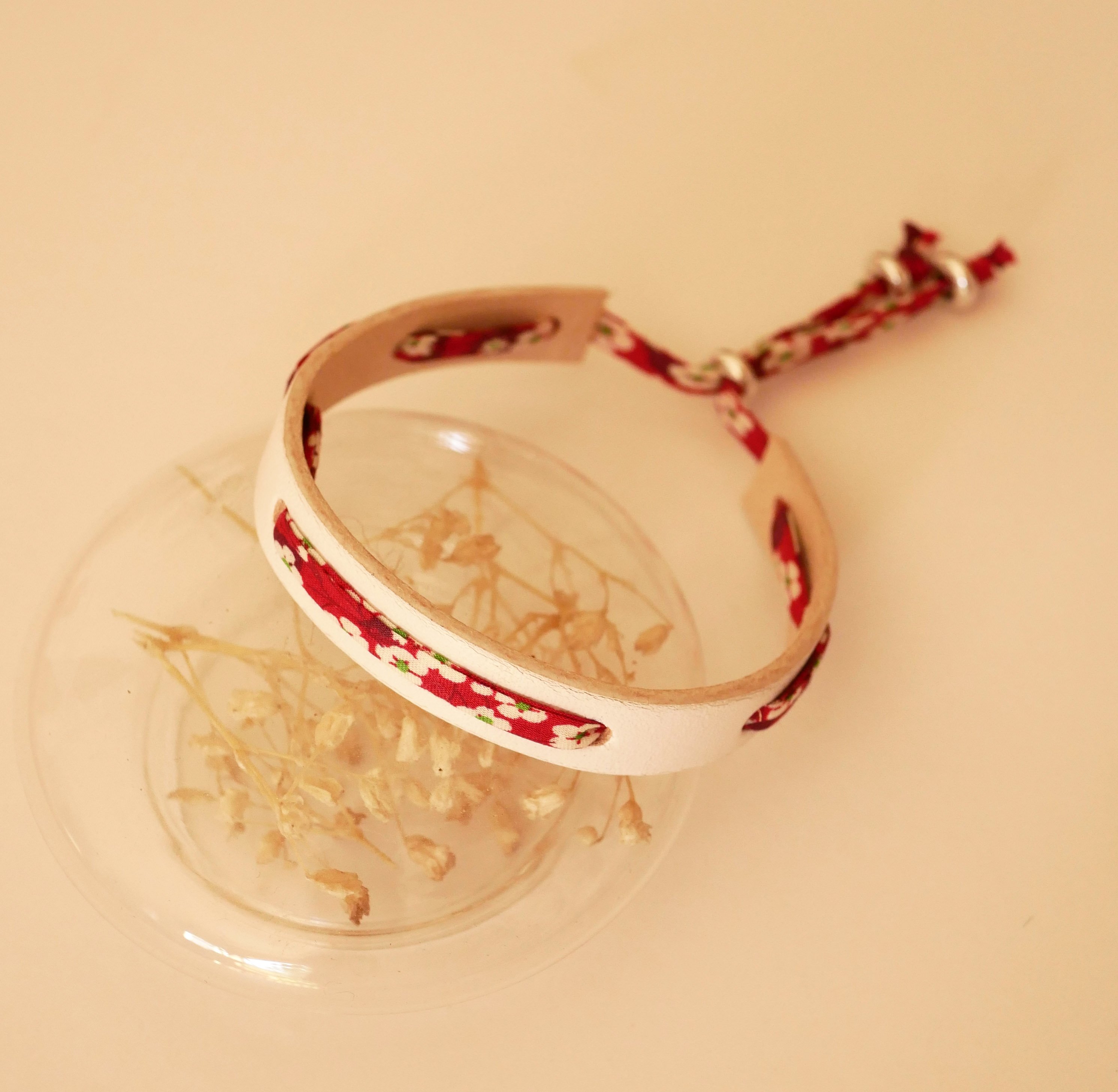 Bracelet Florâme au ruban liberty Misti rouge sur cuir blanc