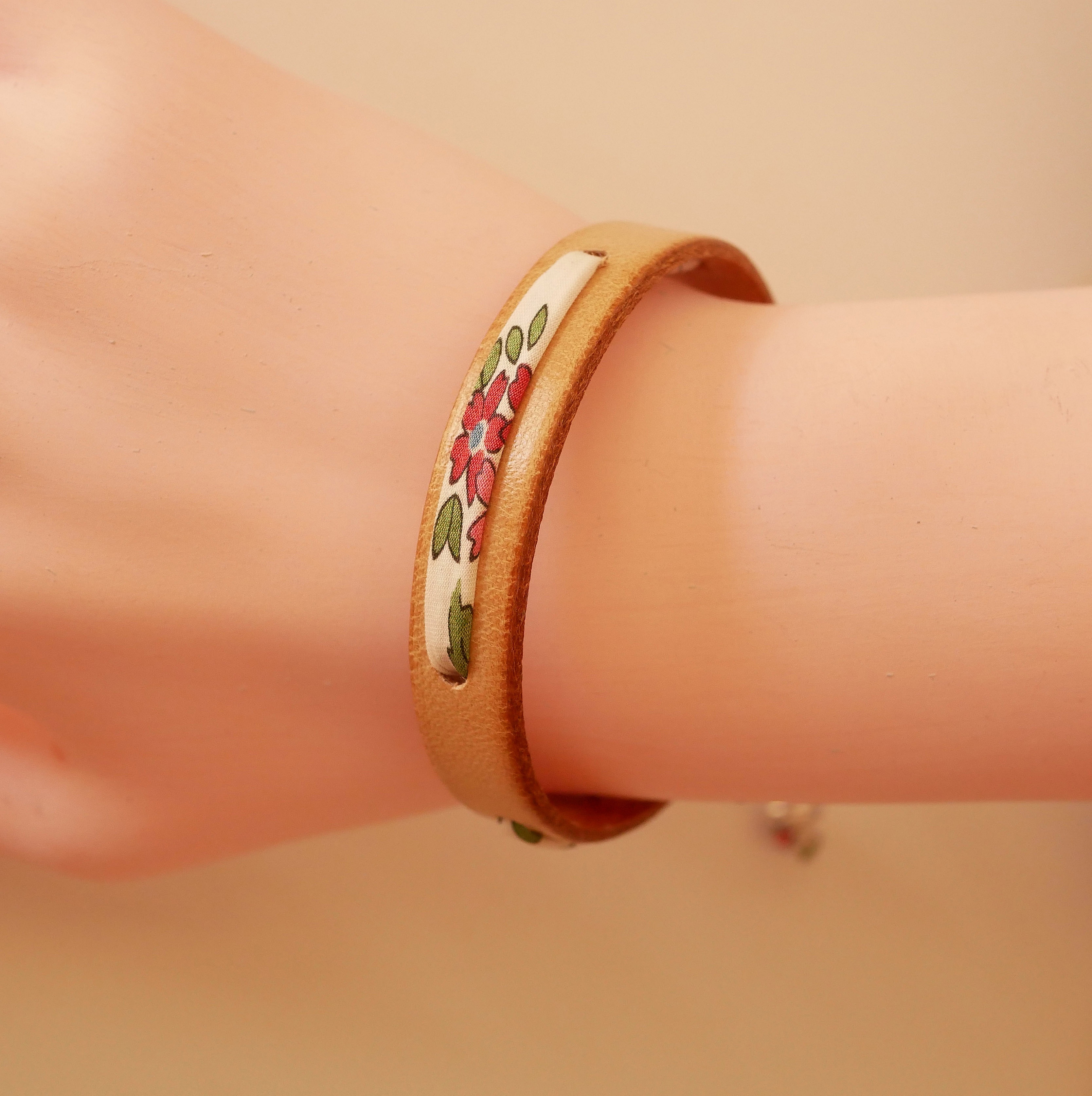 Bracelet Flor&acirc;me au ruban liberty fraises sur cuir naturel