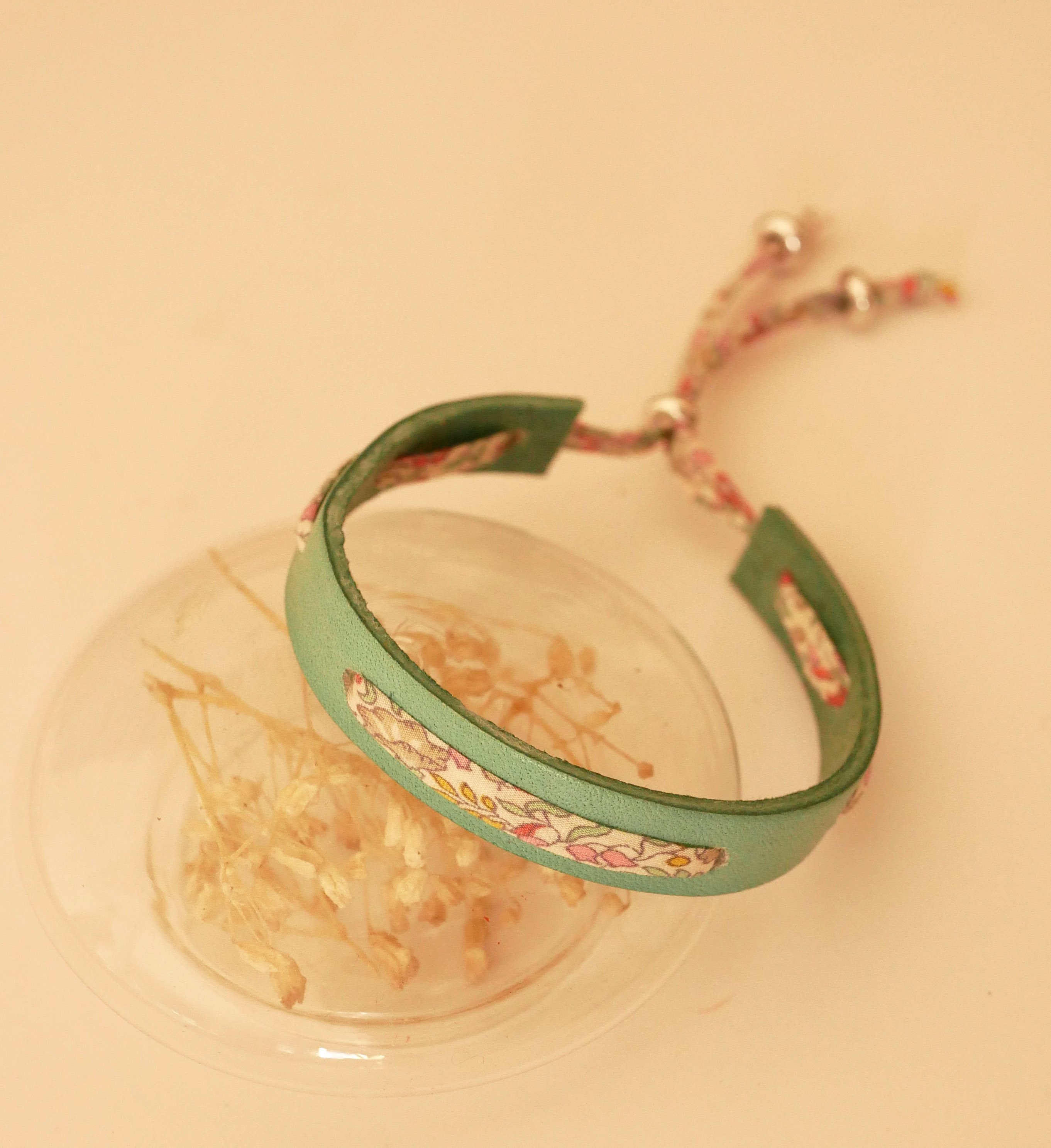 Bracelet Florâme au ruban liberty fleuri pastel sur cuir vert céladon