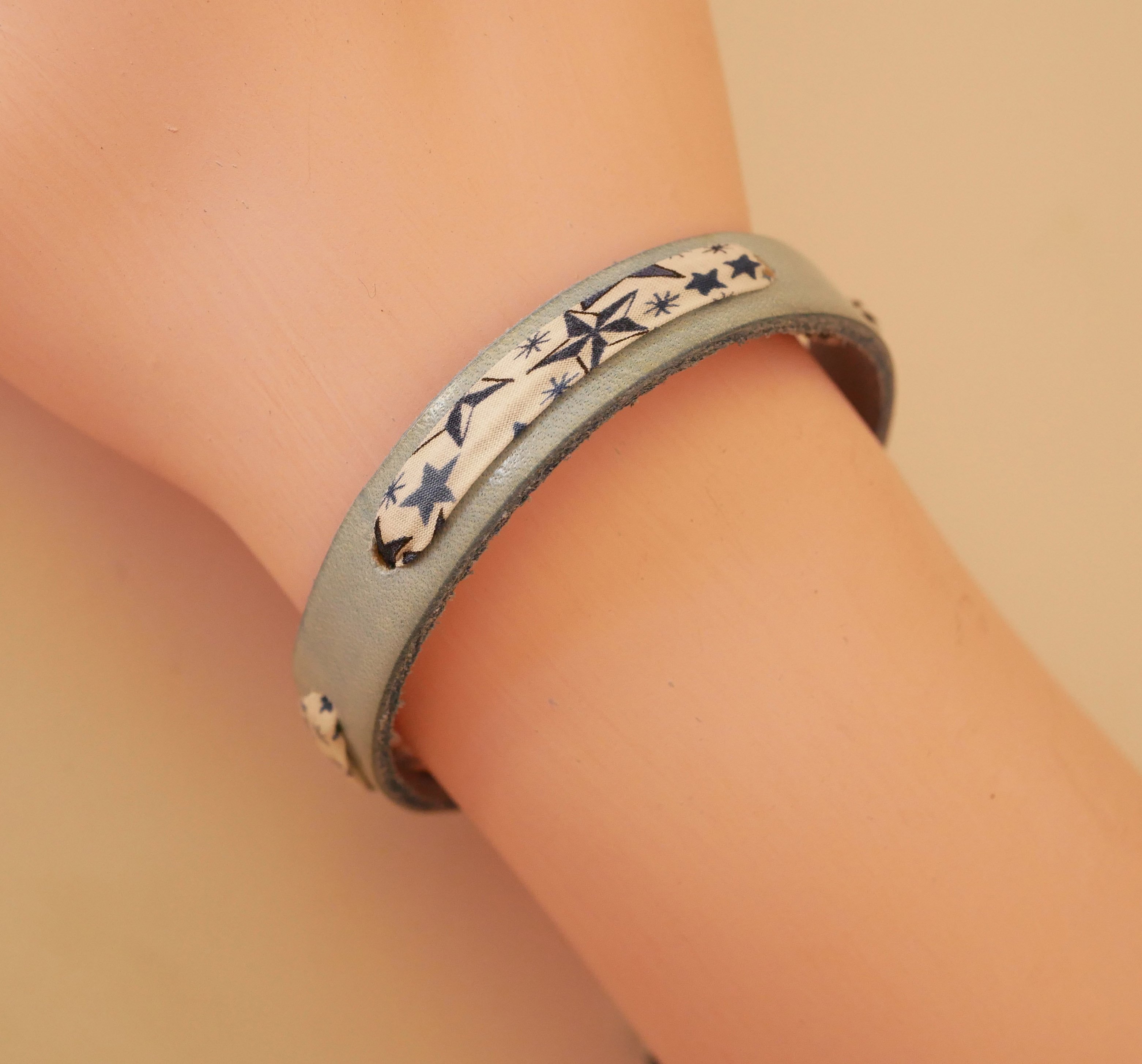 Bracelet Florâme au ruban liberty étoiles bleues sur cuir ciel