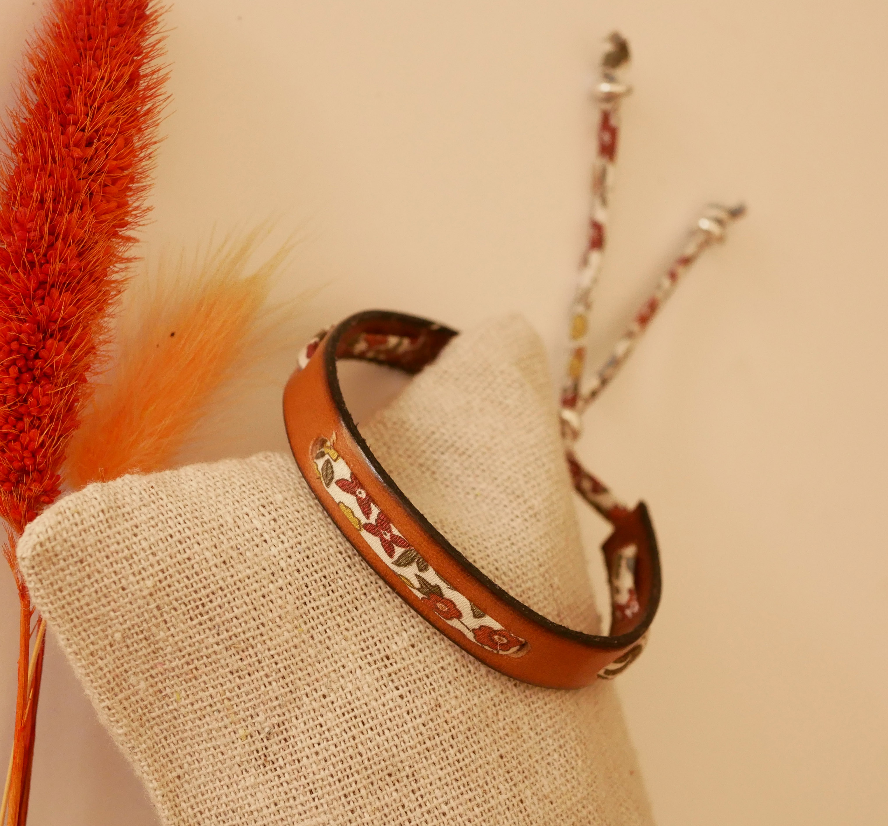 Bracelet Florâme au ruban liberty Ava automne sur cuir camel