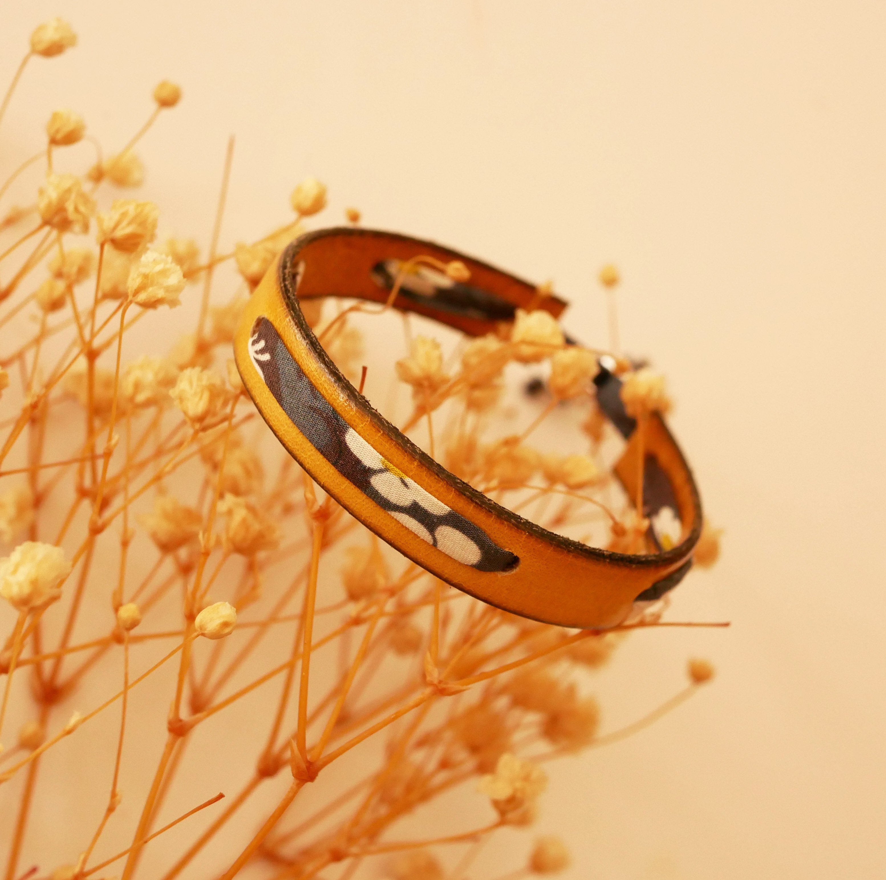 Bracelet Flor&acirc;me au ruban liberty Misti gris sur cuir moutarde