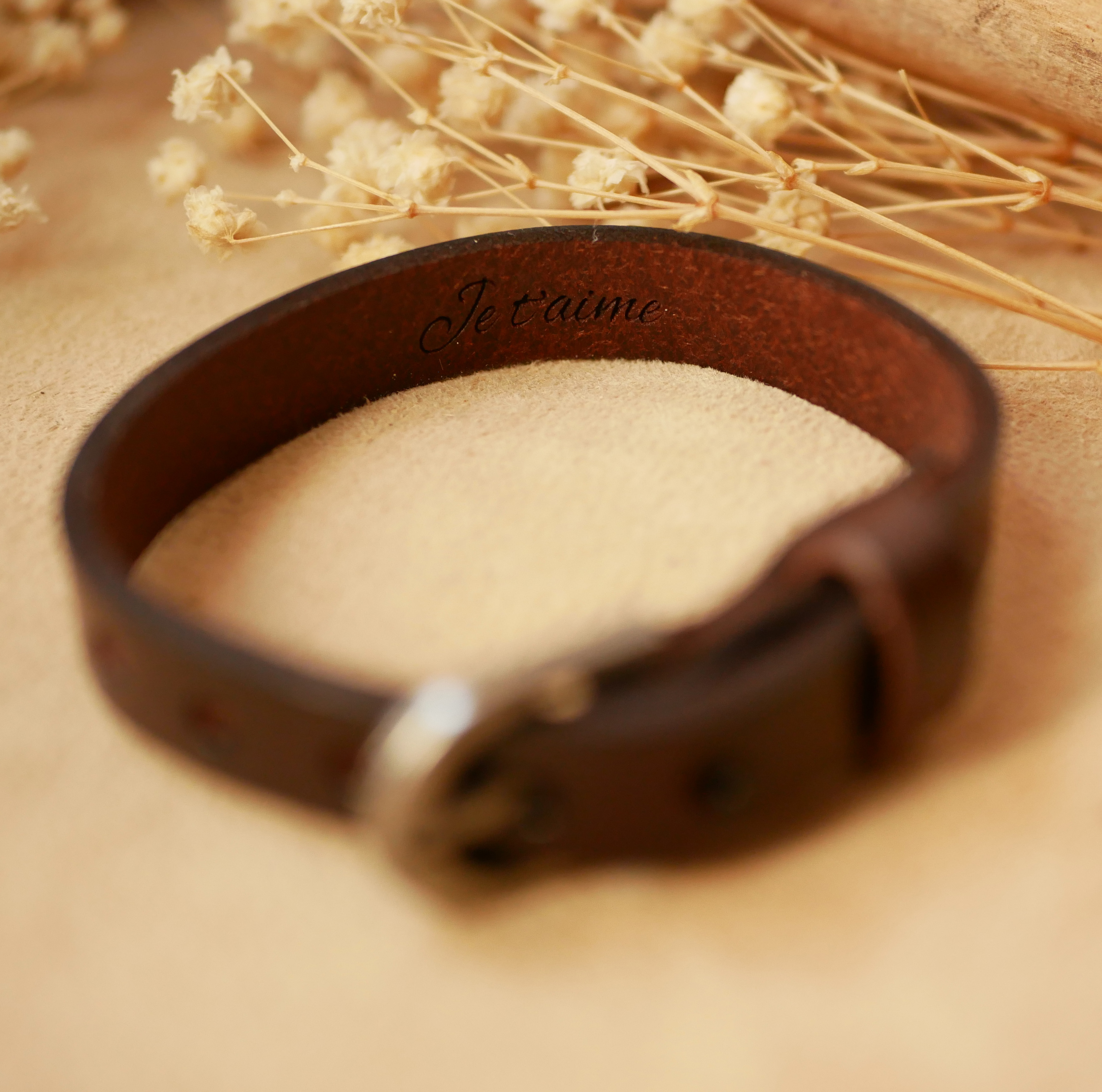 Bracelet Homme en cuir gravé Marron foncé boucle argent à personnaliser