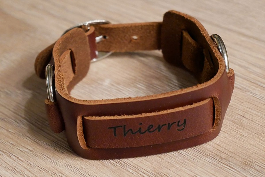 Bracelet homme en cuir marron grav&eacute; 