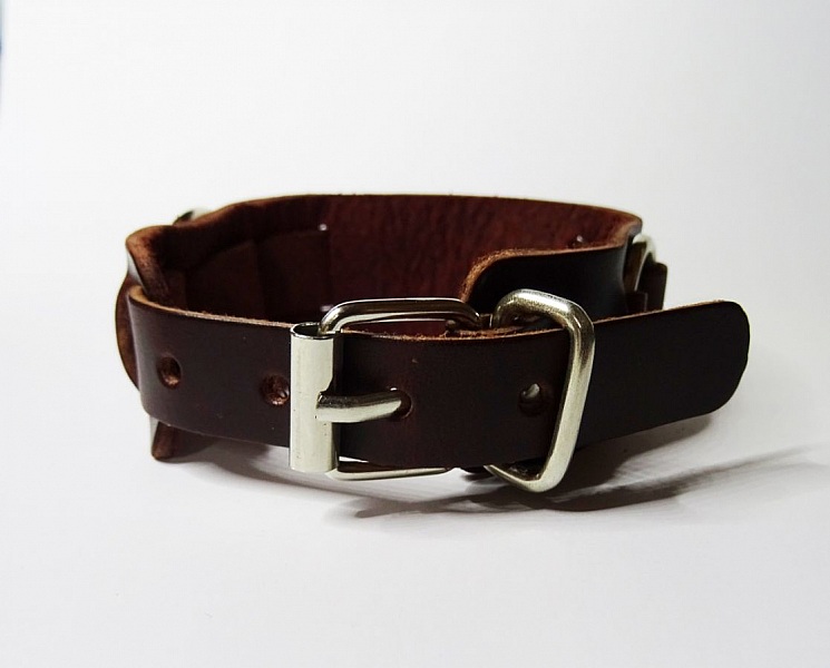 Bracelet homme en cuir marron grav&eacute; 