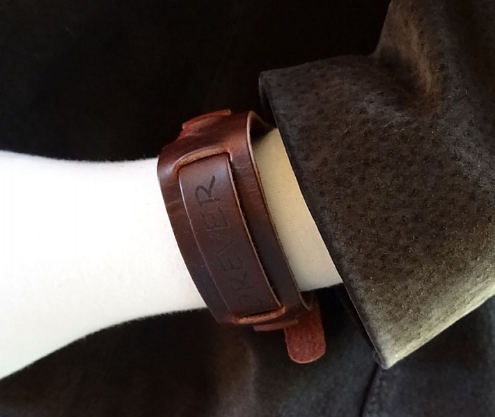 Bracelet homme en cuir marron grav&eacute; 