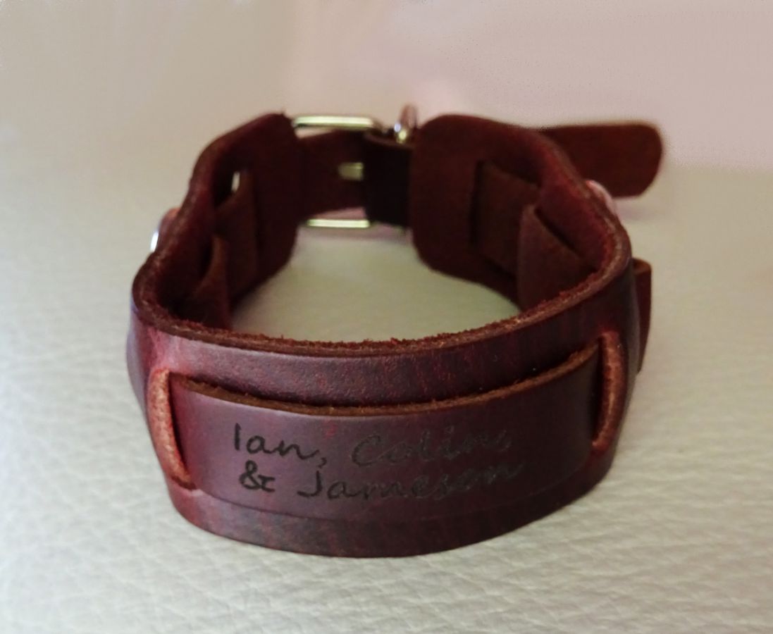 Bracelet homme en cuir marron gravé 