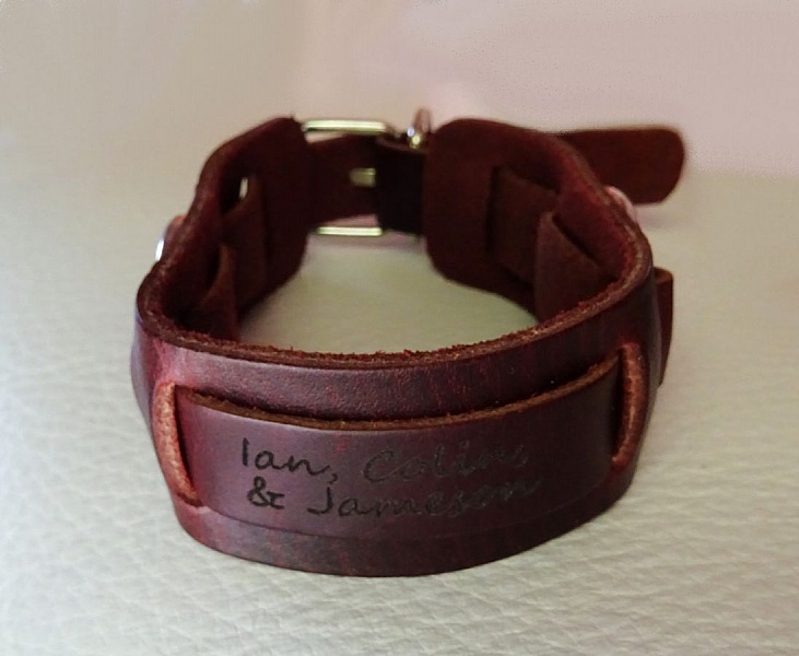 Bracelet homme en cuir marron grav&eacute; 