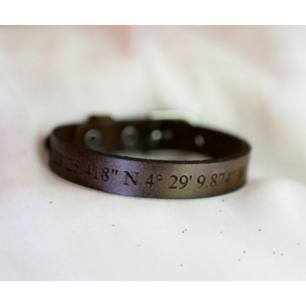 Bracelet Homme en cuir gravé Marron foncé boucle argent à personnaliser