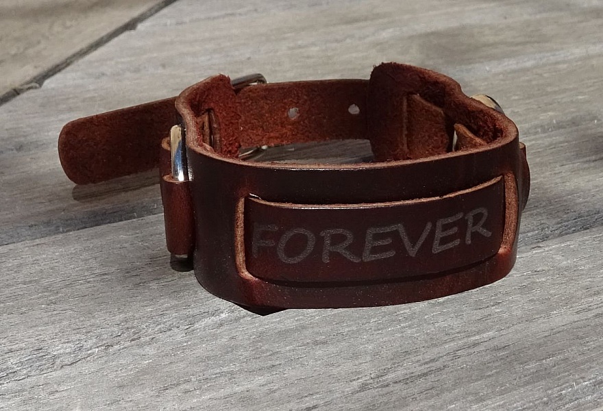 Bracelet homme en cuir marron grav&eacute; 
