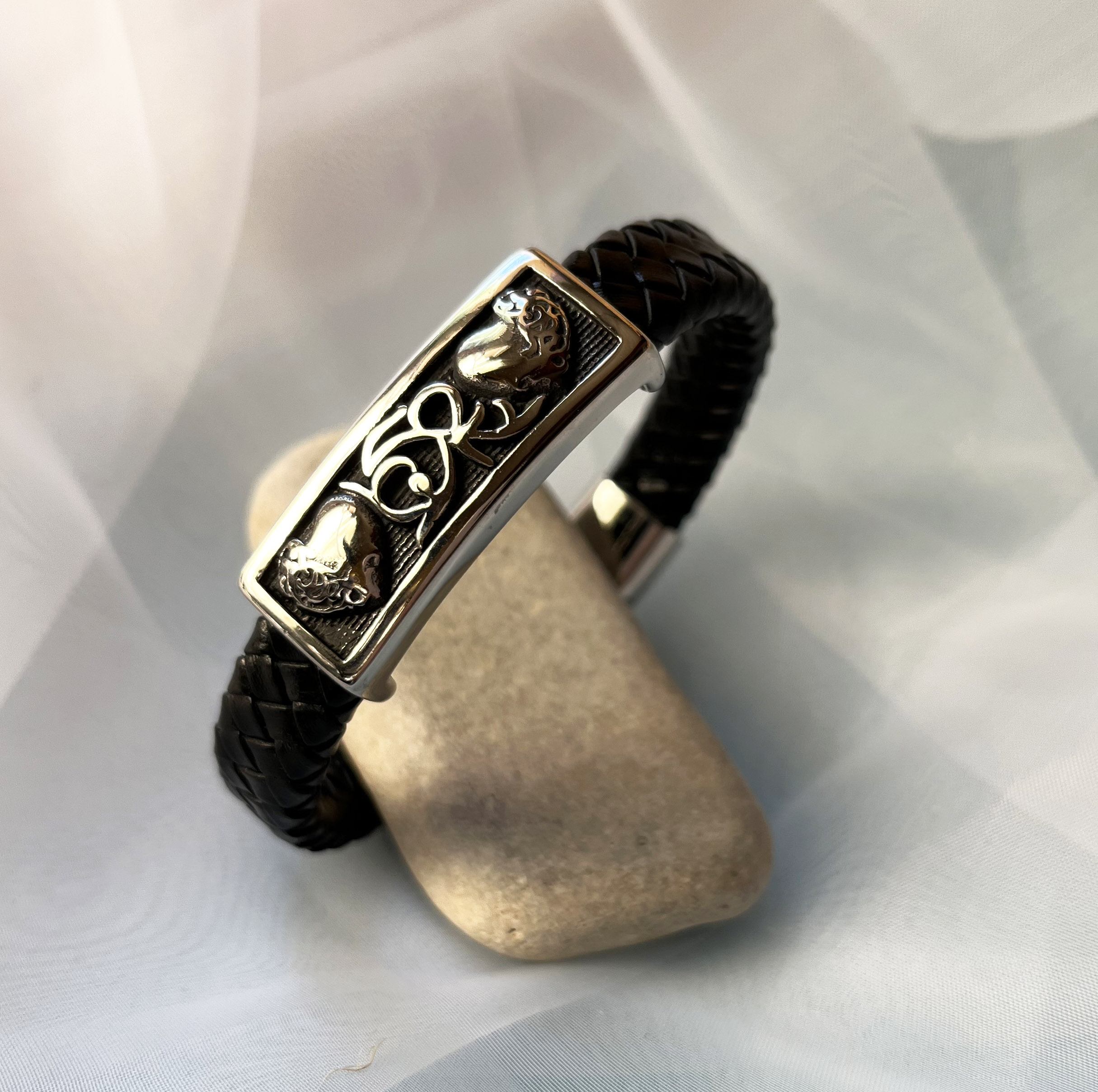 Bracelet homme cuir noir tressé décor 2 coeurs gravés
